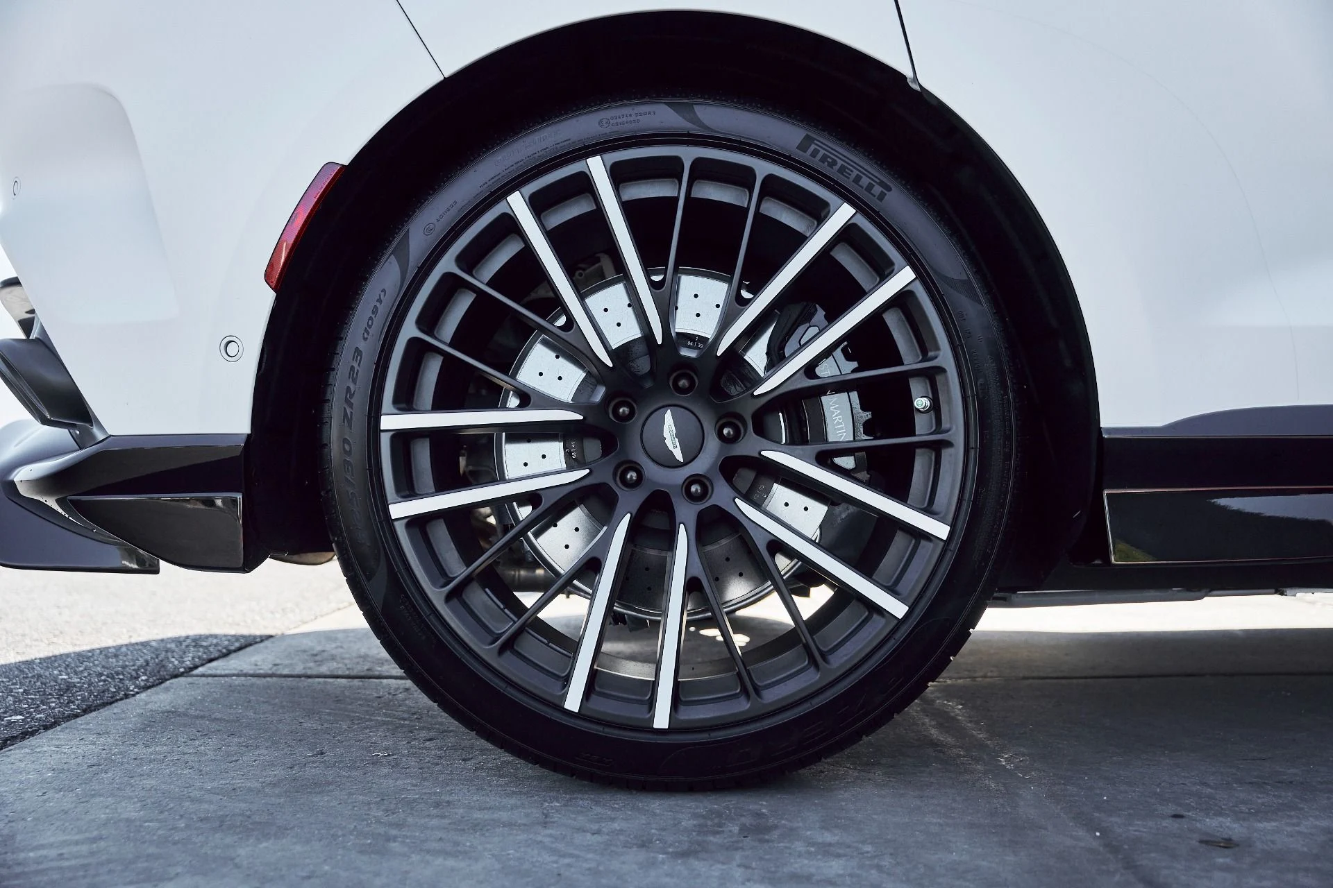 mph020_4030584709_Used_2025_Aston_Martin_DBX_707_1767063154_1220be9de8