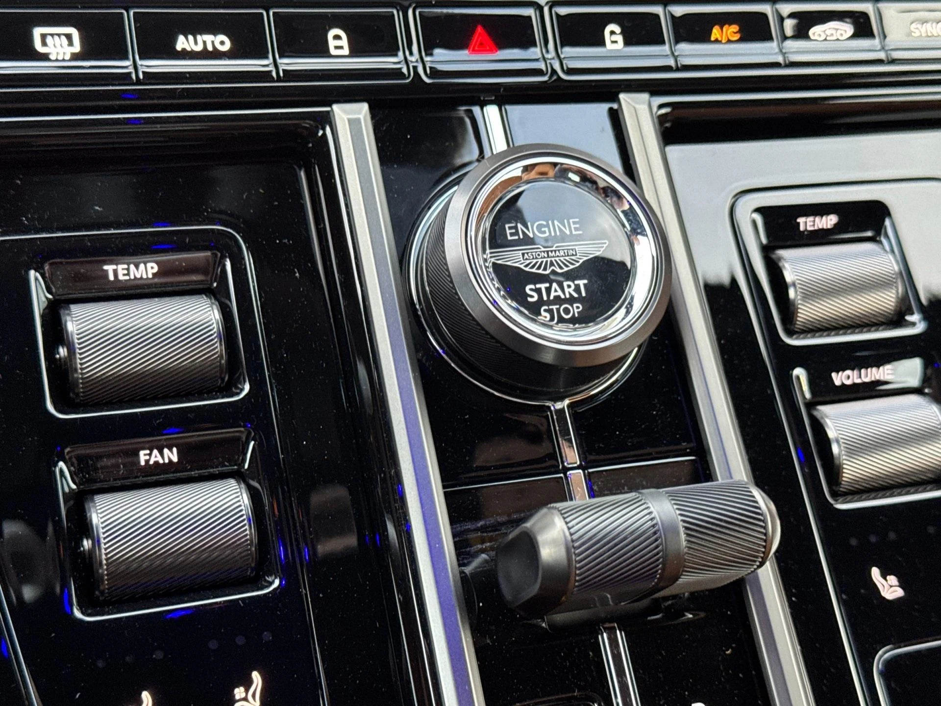 mph020_4031229097_New_2026_Aston_Martin_Vantage_Roadster_1767798659_f945fc1354