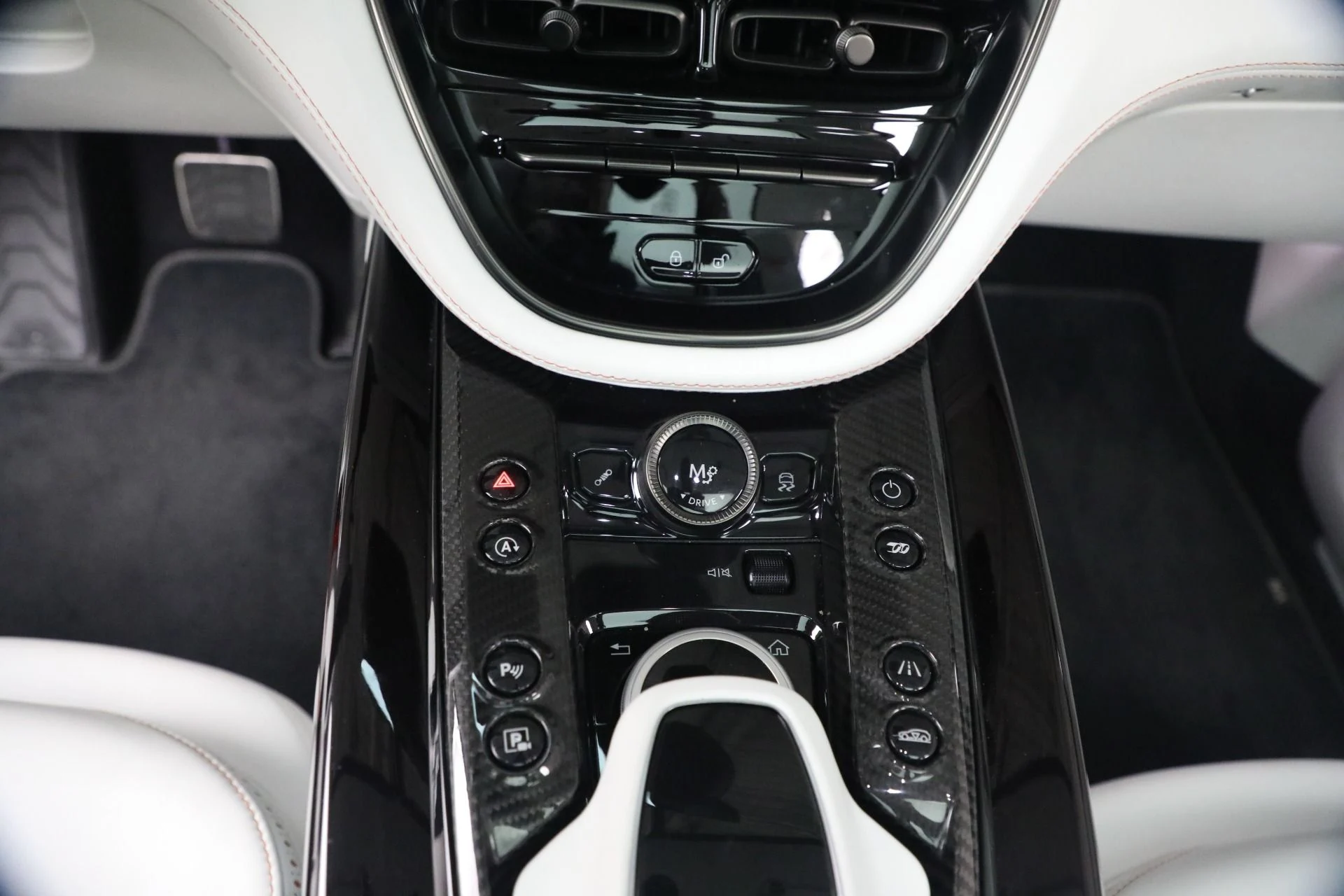 mph020_4033667413_Used_2024_Aston_Martin_DBX_707_1772122329_2a6b4f3390