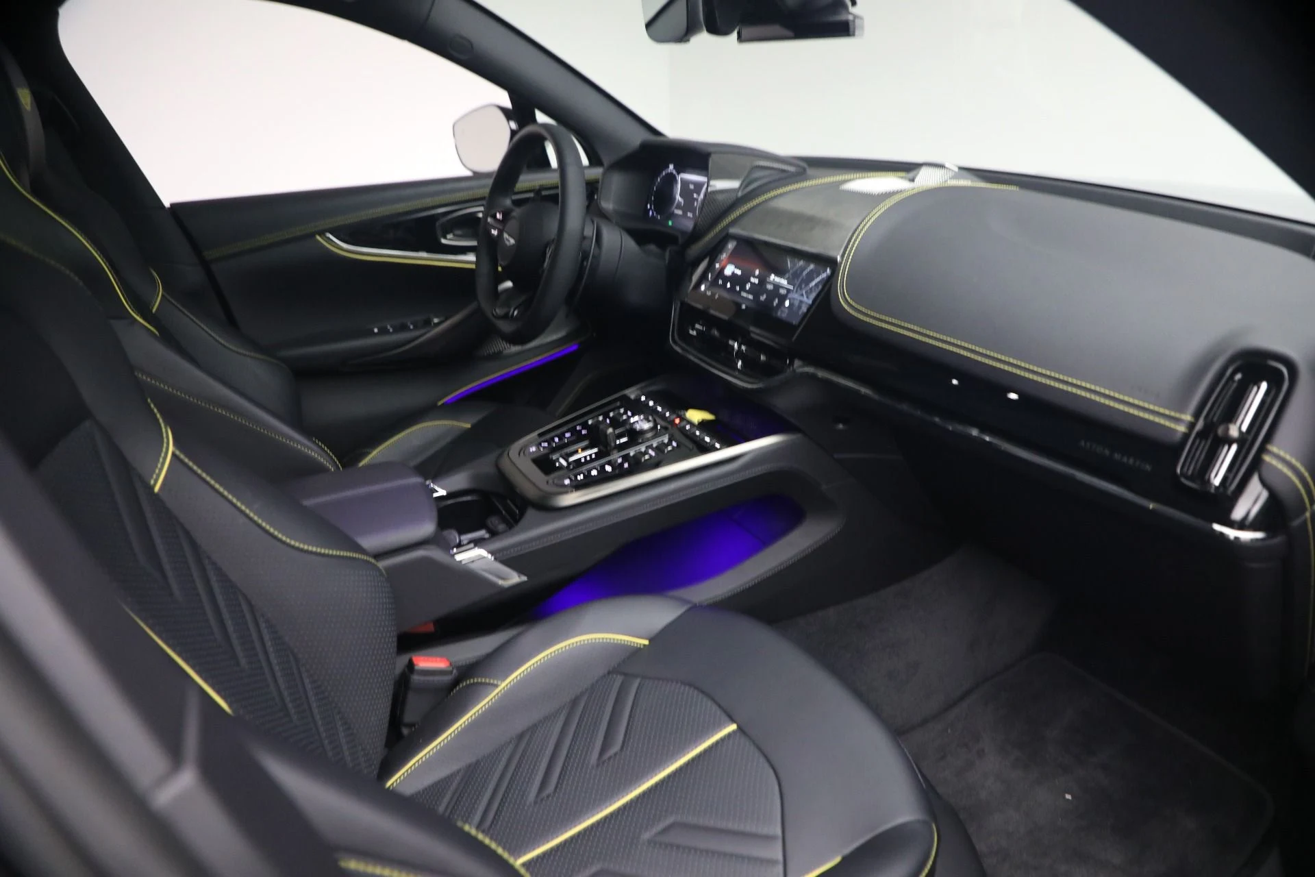 mph020_4034048501_New_2026_Aston_Martin_DBX_S_1787860689_84d3ed1198