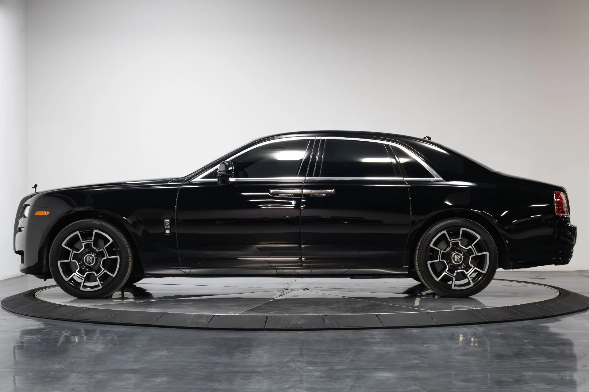 mph020_4062476887_Used_2017_Rolls_Royce_Ghost_Black_Badge_1764012368_60256ad7e0