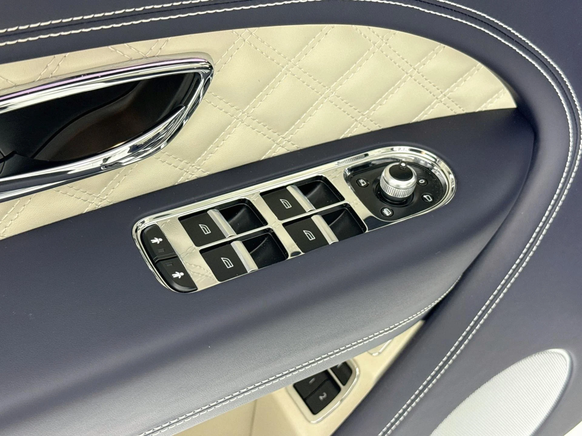 mph020_40635909_Used_2023_Bentley_Bentayga_Azure_1793142045_8e6b4df4f0