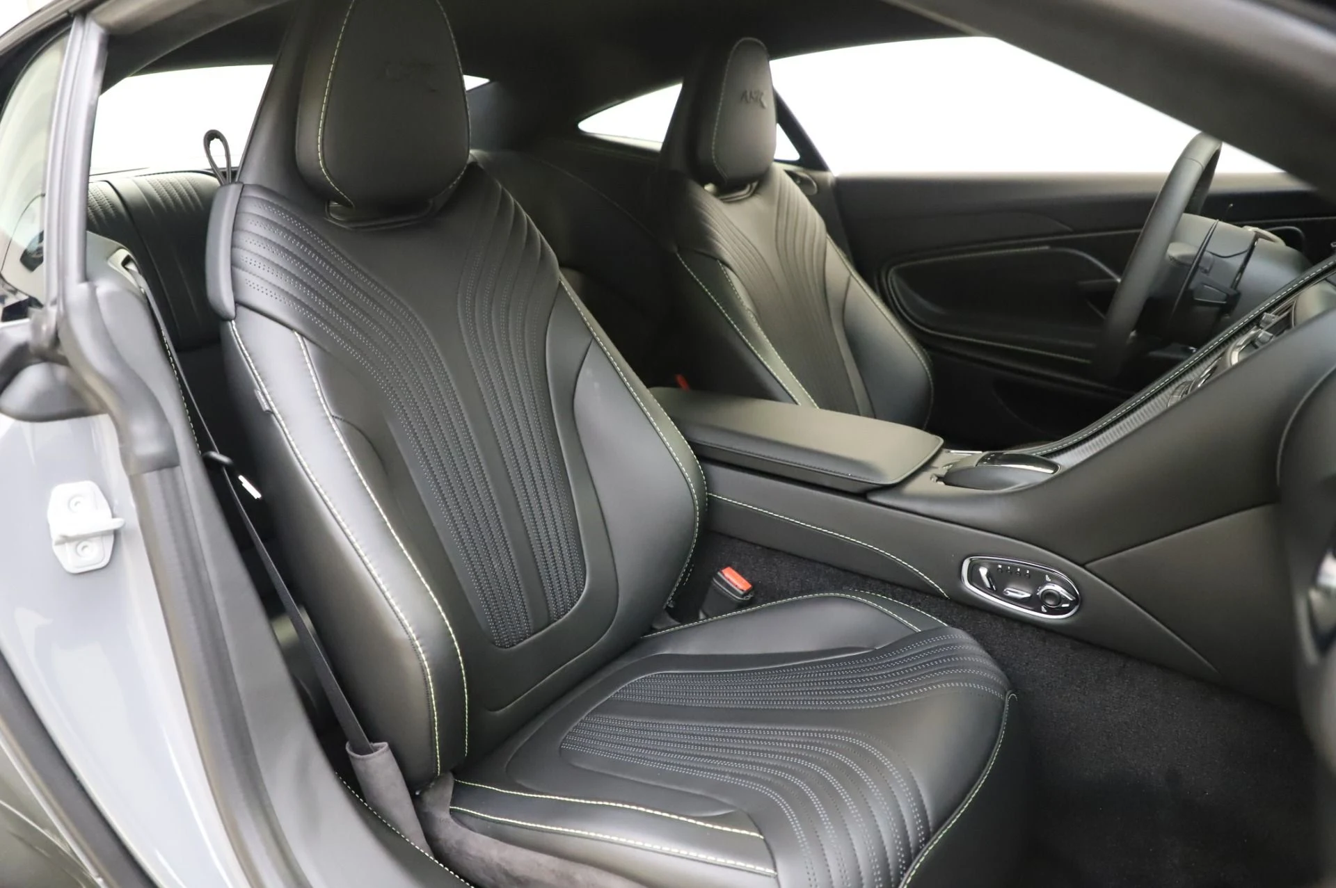 mph020_407636182_Used_2020_Aston_Martin_DB_11_V12_AMR_Coupe_1593189972_715f4a9c5a