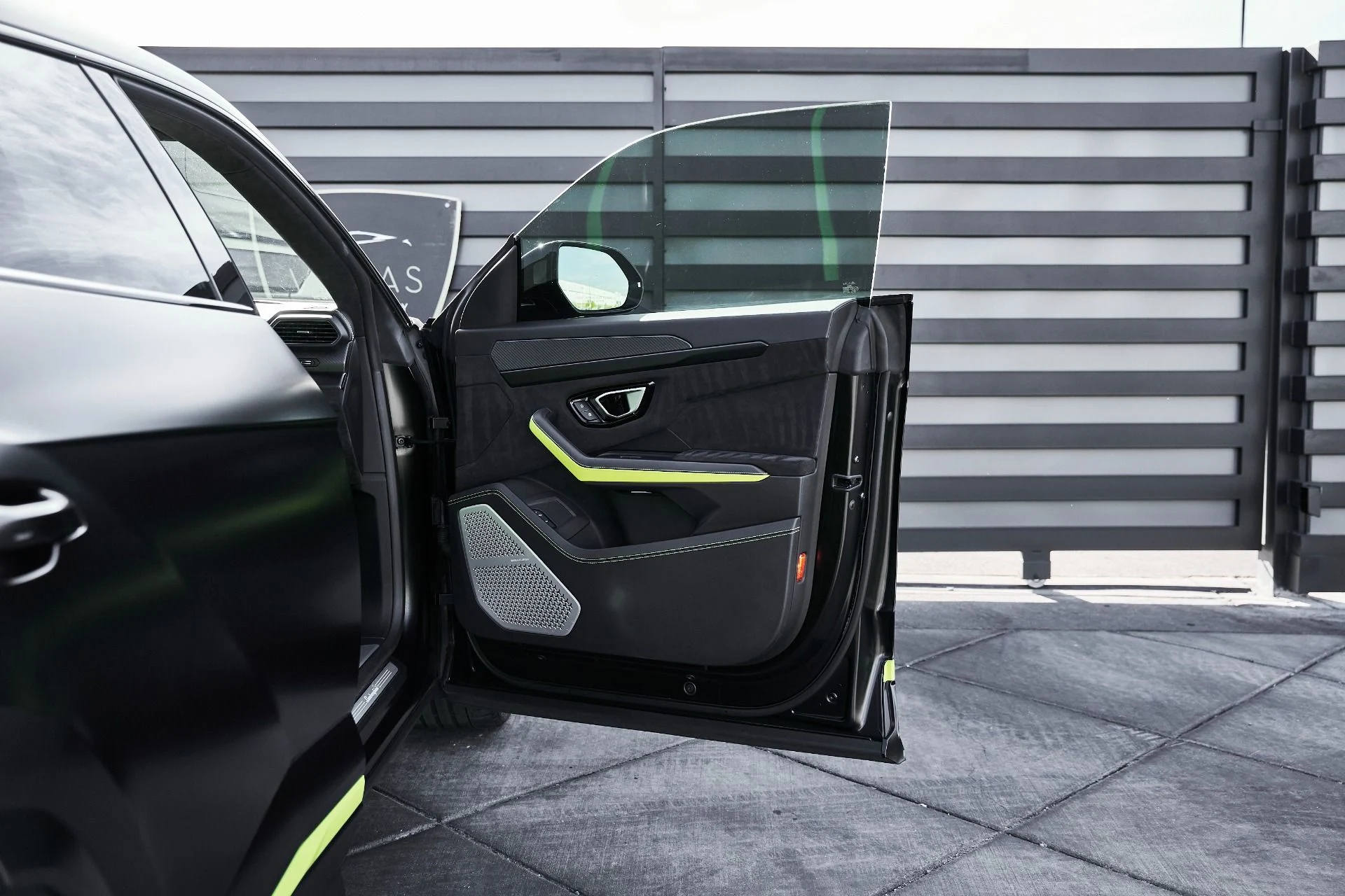 mph020_4080813015_Used_2022_Lamborghini_Urus_1774548578_71491a6321