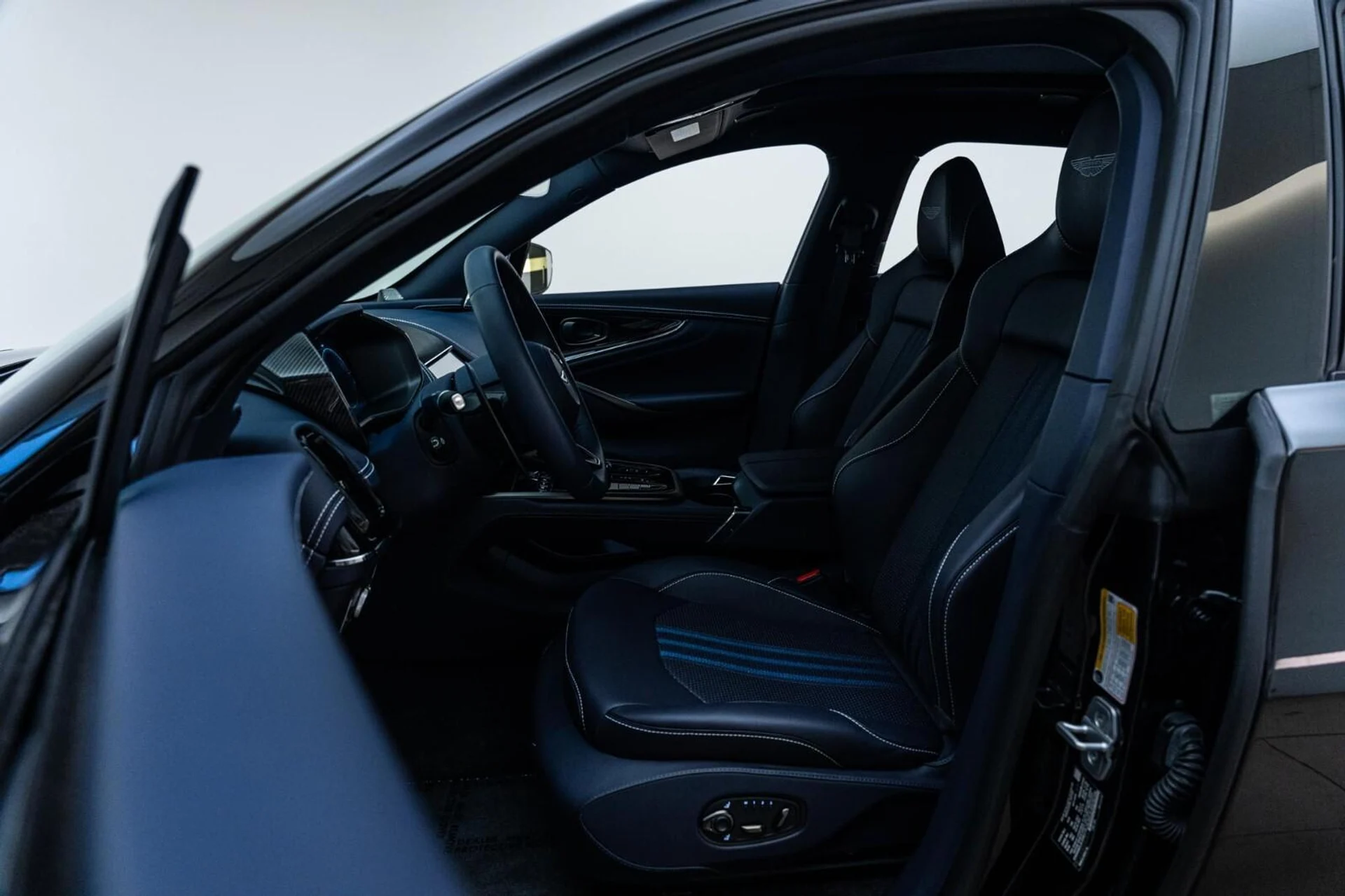 mph020_4089283548_New_2025_Aston_Martin_DBX_707_AWD_1744624300_3a3590df12