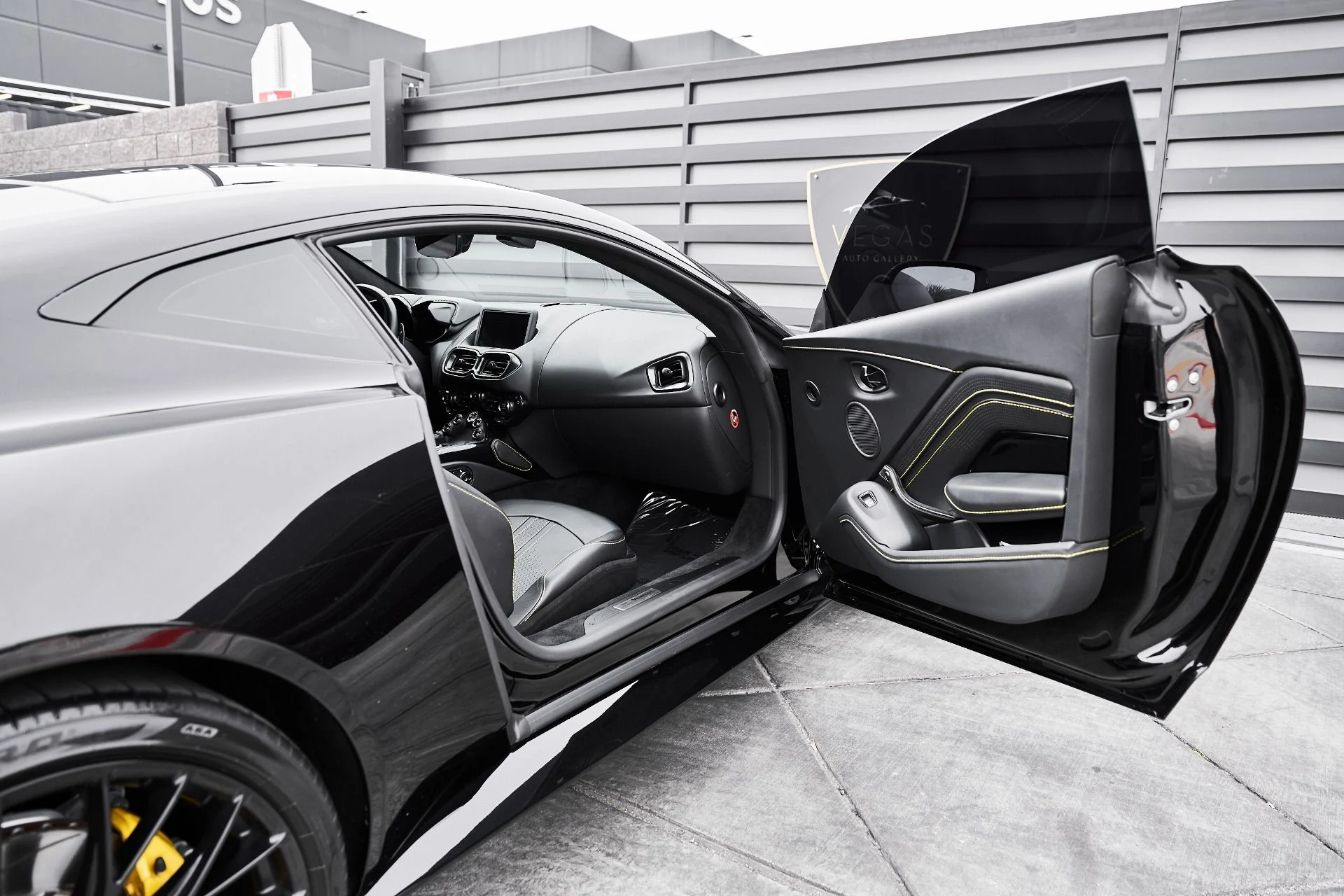 mph020_4090618558_Used_2023_Aston_Martin_Vantage_1775333315_c41b1df660