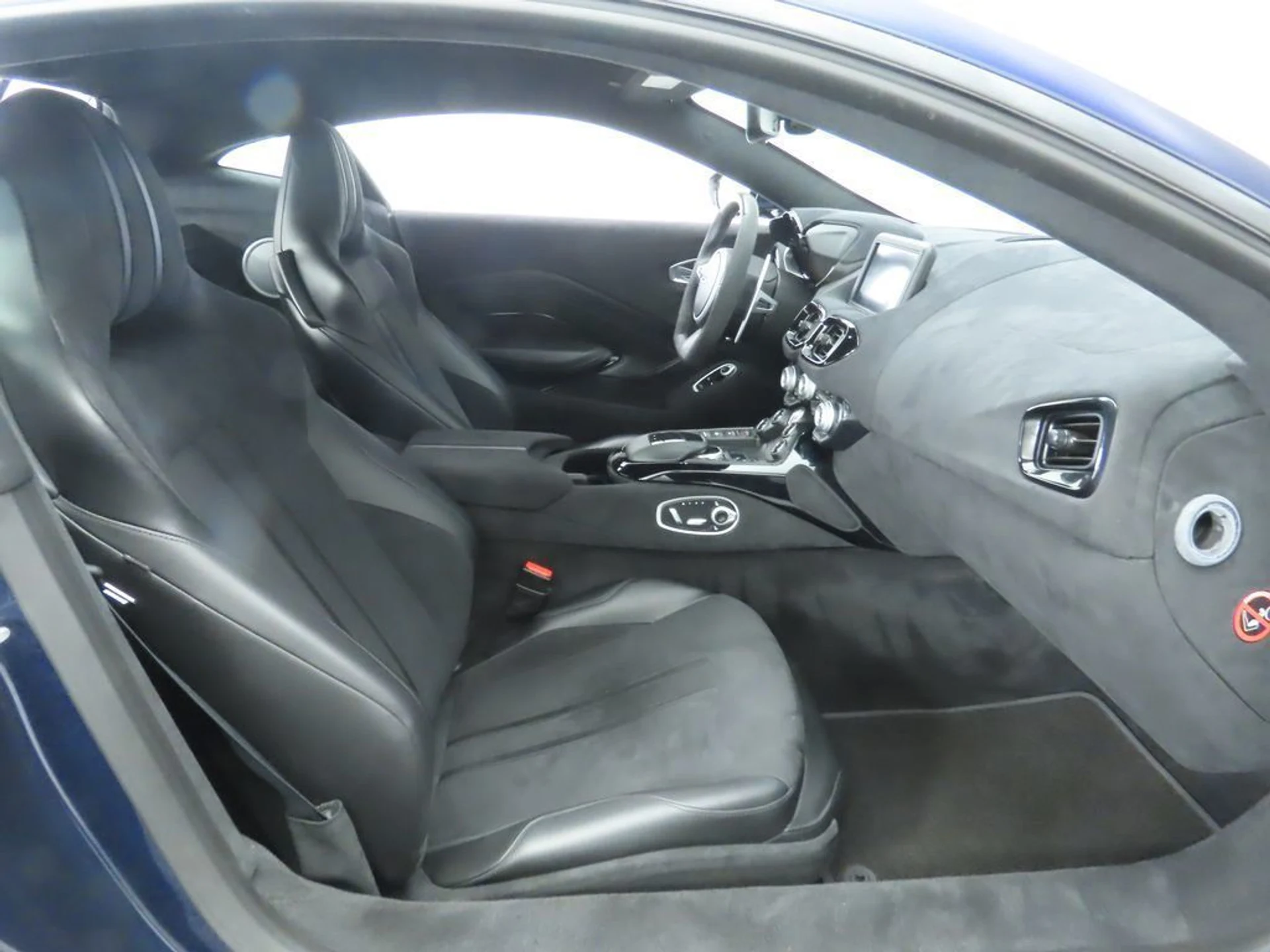 mph020_4108120232_used_2020_aston_martin_vantage_coupe_8119_22982881_21_1024_9c5bbd079d