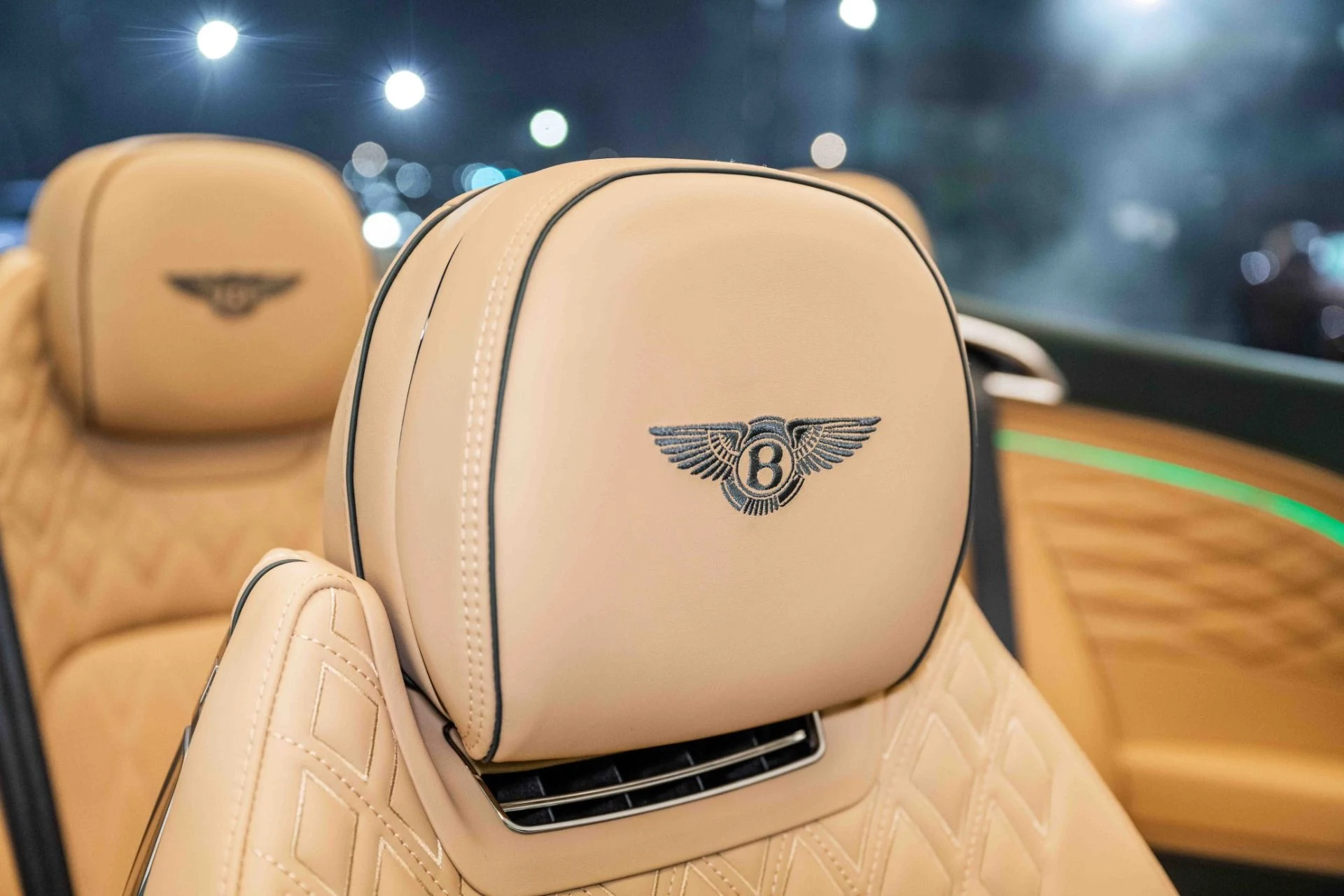 mph020_4158763148_Used_2024_Bentley_CONTINENTAL_GTC_Azure_V8_1705167161_136020fff1