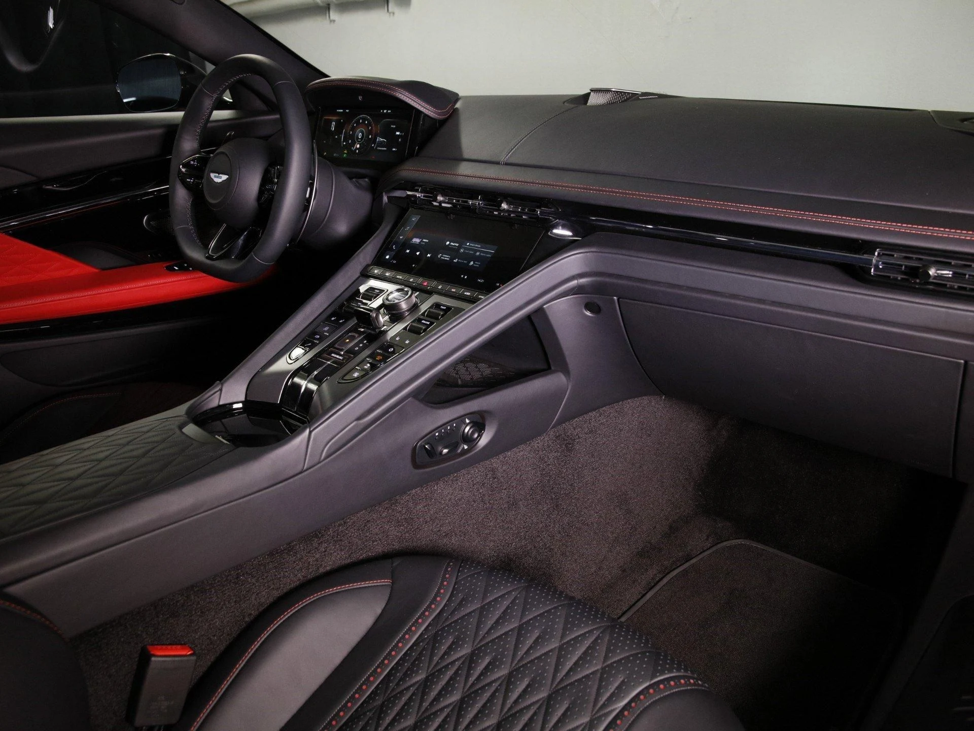 mph020_4158852647_Used_2024_Aston_Martin_DB_12_1758483136_01aa50370b