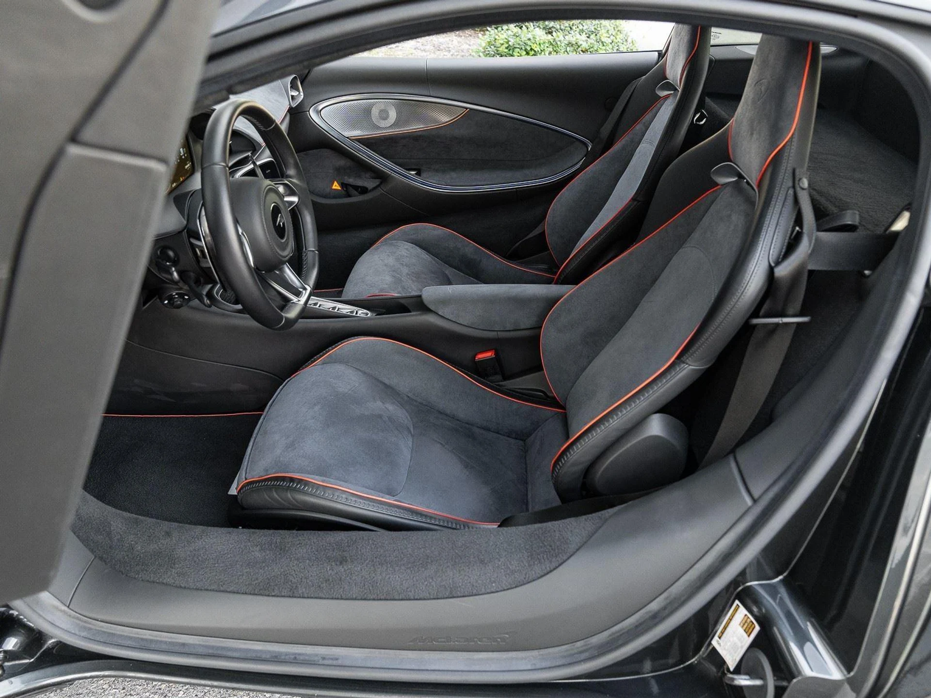 mph020_4169294925_Used_2025_Mc_Laren_Artura_Coupe_1773864513_90ae161265