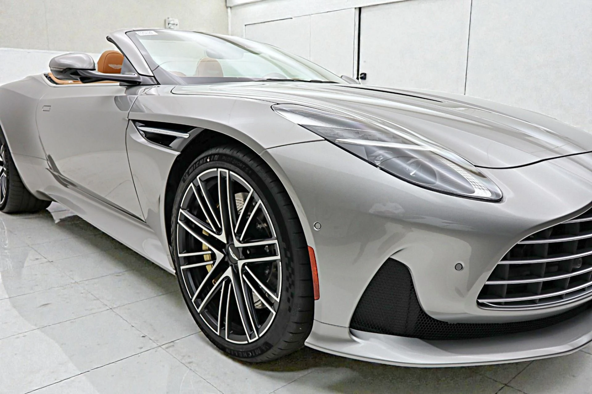 mph020_4172047294_New_2026_Aston_Martin_DB_12_Volante_faa9799bba