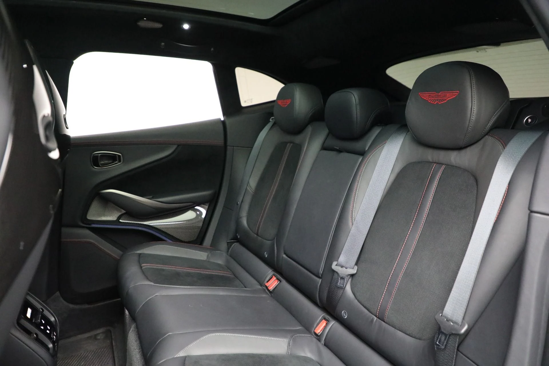 mph020_4178129923_New_2025_Aston_Martin_DBX_707_5d9c99d639