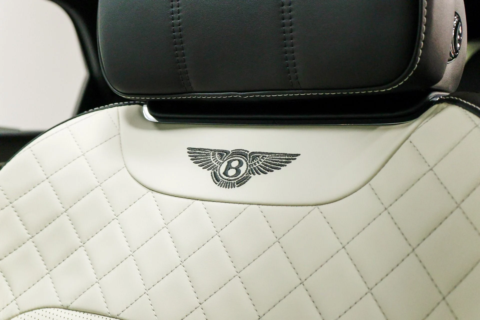mph020_4218963909_Used_2020_Bentley_Bentayga_V8_1760480773_a4bc57abe0