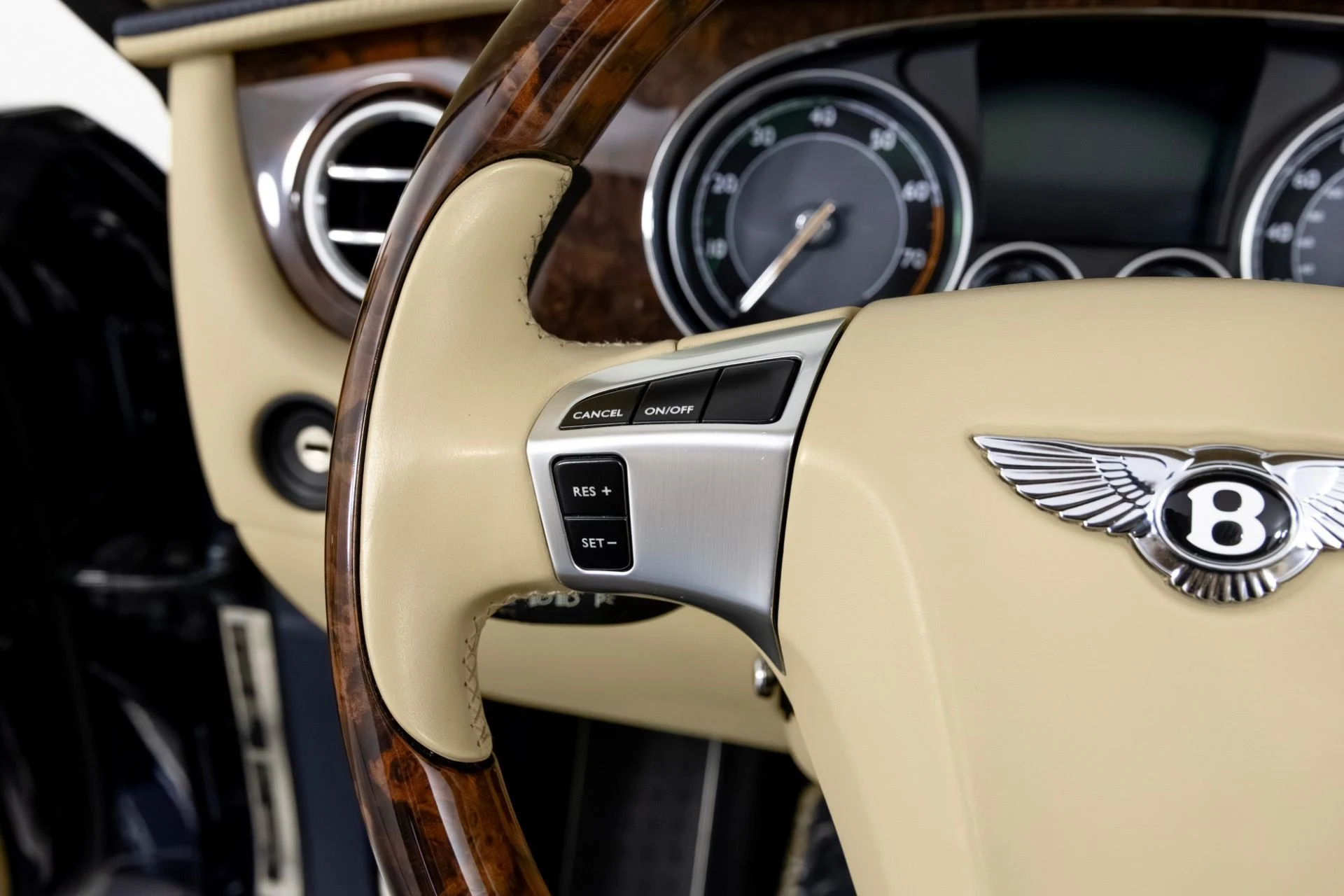 mph020_4220259106_Used_2014_Bentley_Continental_GT_V8_1766612361_df3a95e941