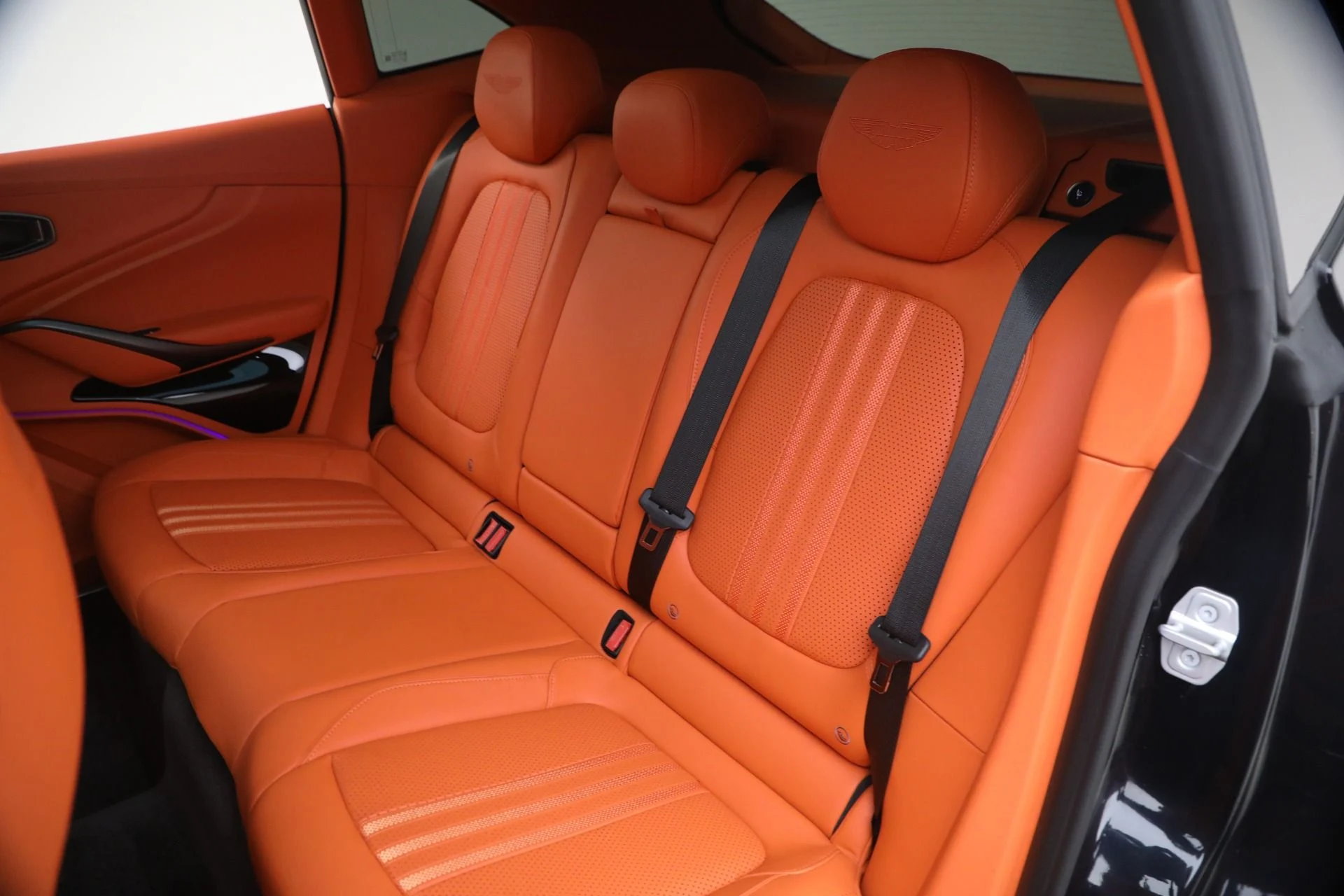mph020_4254754950_Used_2025_Aston_Martin_DBX_707_1788625028_5450a6cdc5