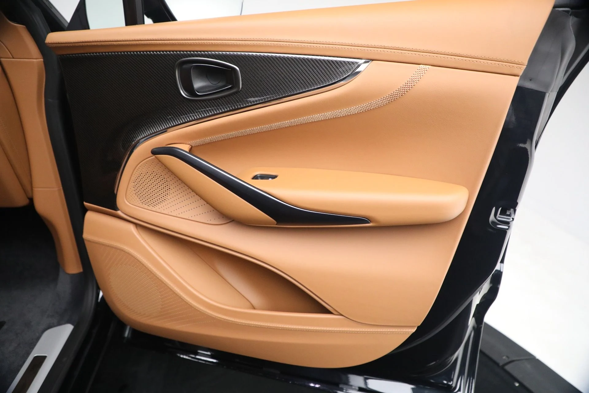 mph020_4262085632_New_2026_Aston_Martin_DBX_707_1767991932_452415aab9