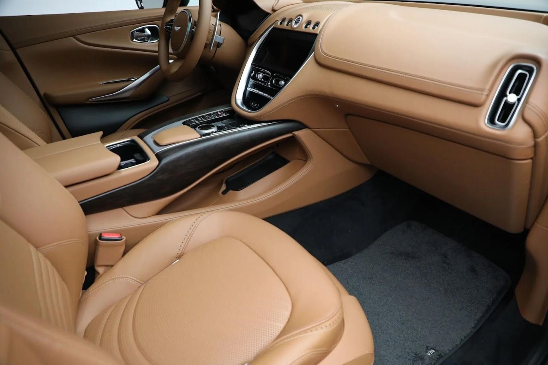 mph020_4285307851_Used_2024_Aston_Martin_DBX_1712693701_a3f93993cf