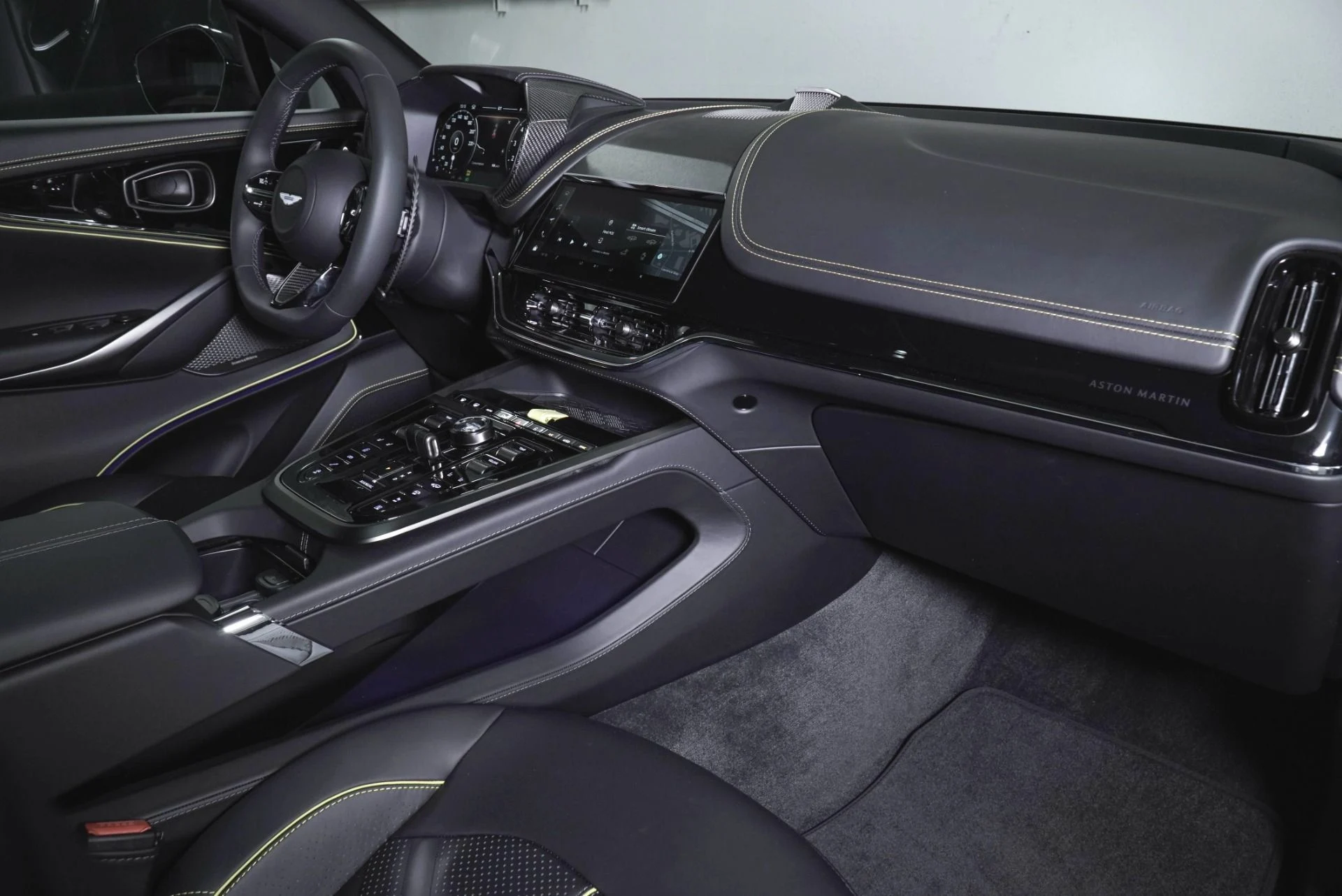 mph020_4290421607_New_2026_Aston_Martin_DBX_S_1781894781_055d8d5135