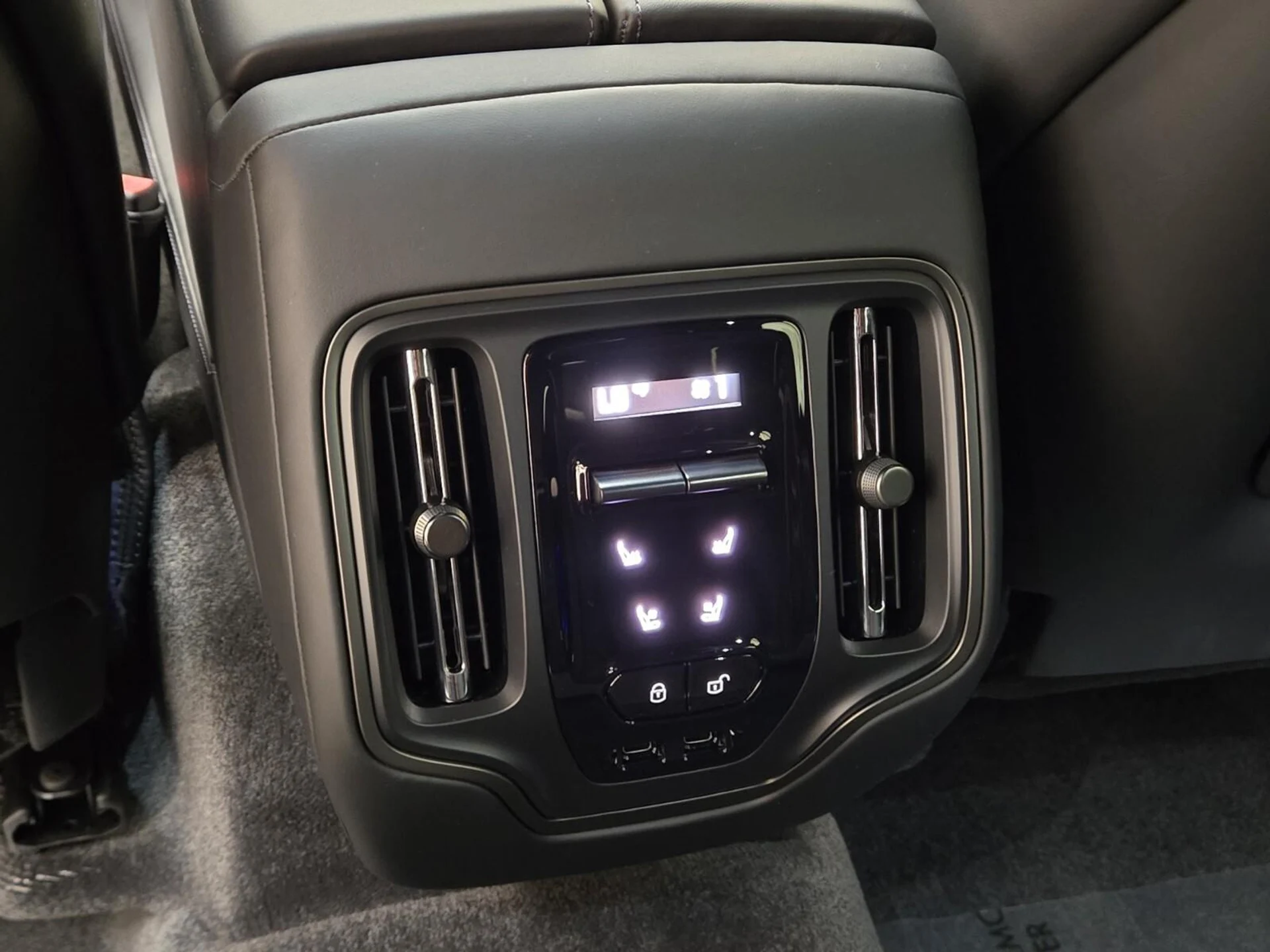 mph020_4292804408_New_2025_Aston_Martin_DBX_707_1753162758_51958c33c7