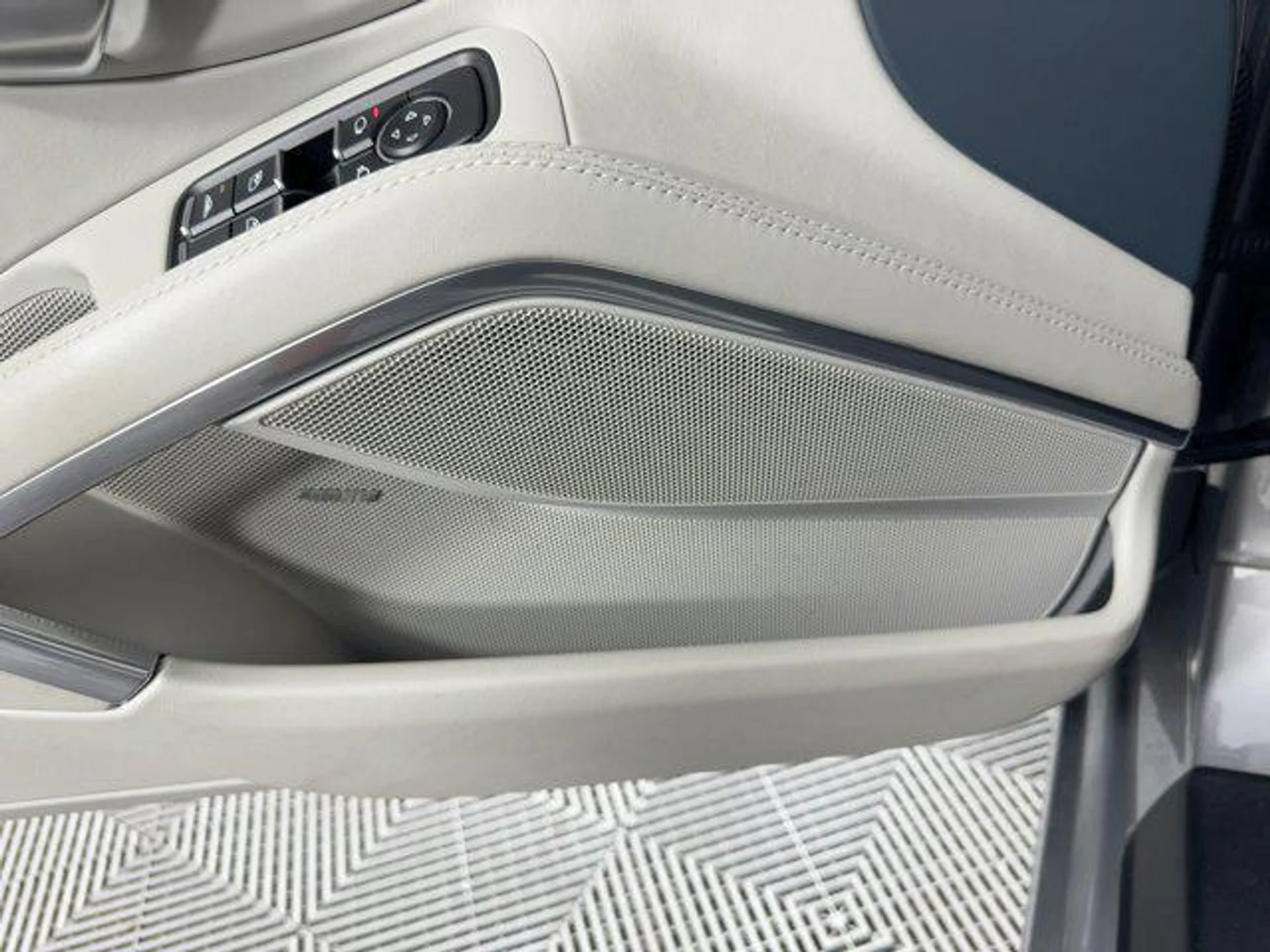 mph020_446243526_ef_l_Pri_Qbrjhtz7tf_O7x6_Vql_4_278a2b0314