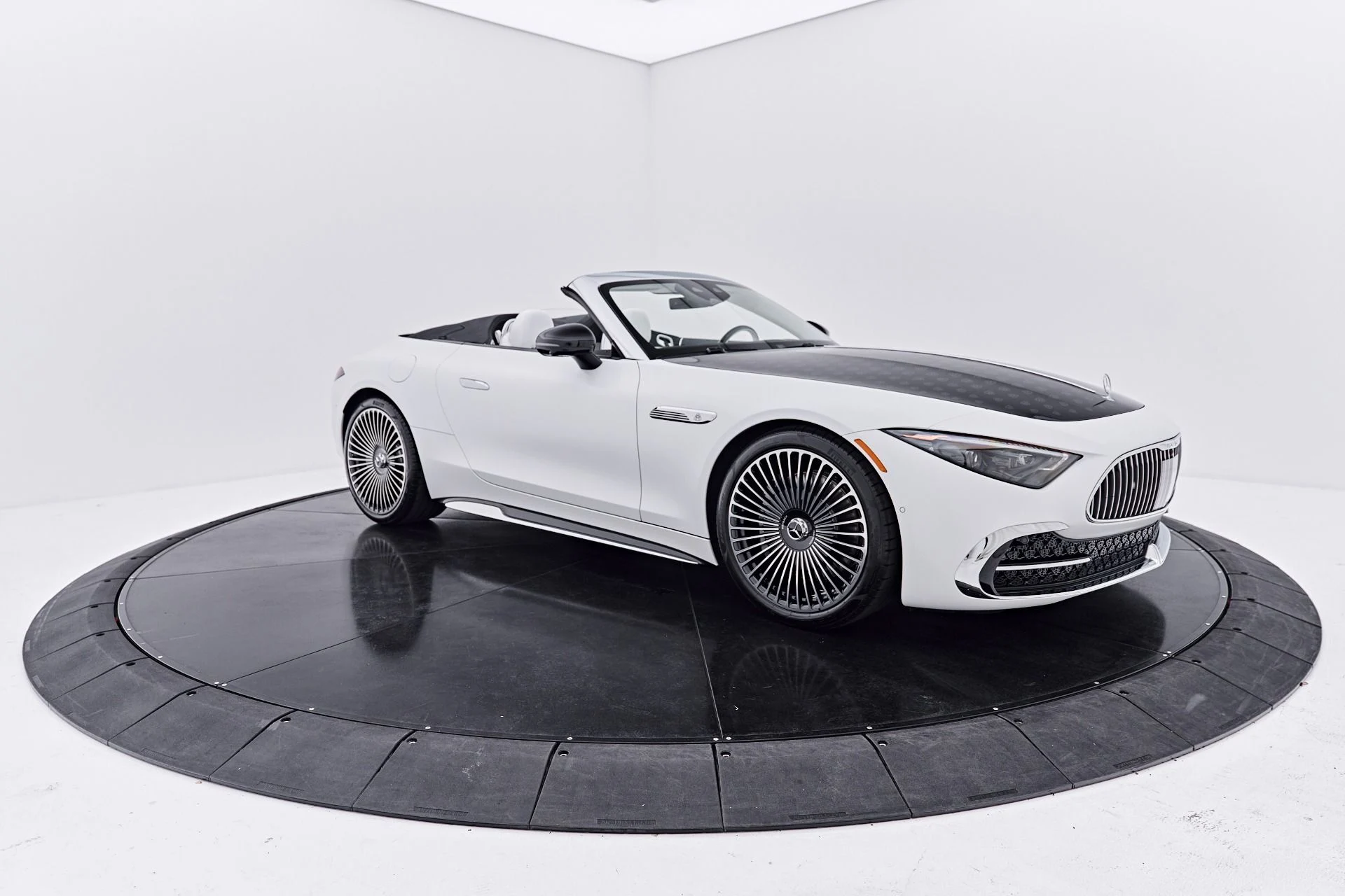 mph020_4910947_Used_2026_Mercedes_Benz_SL_Class_Maybach_SL_680_1790357666_fd4947befc