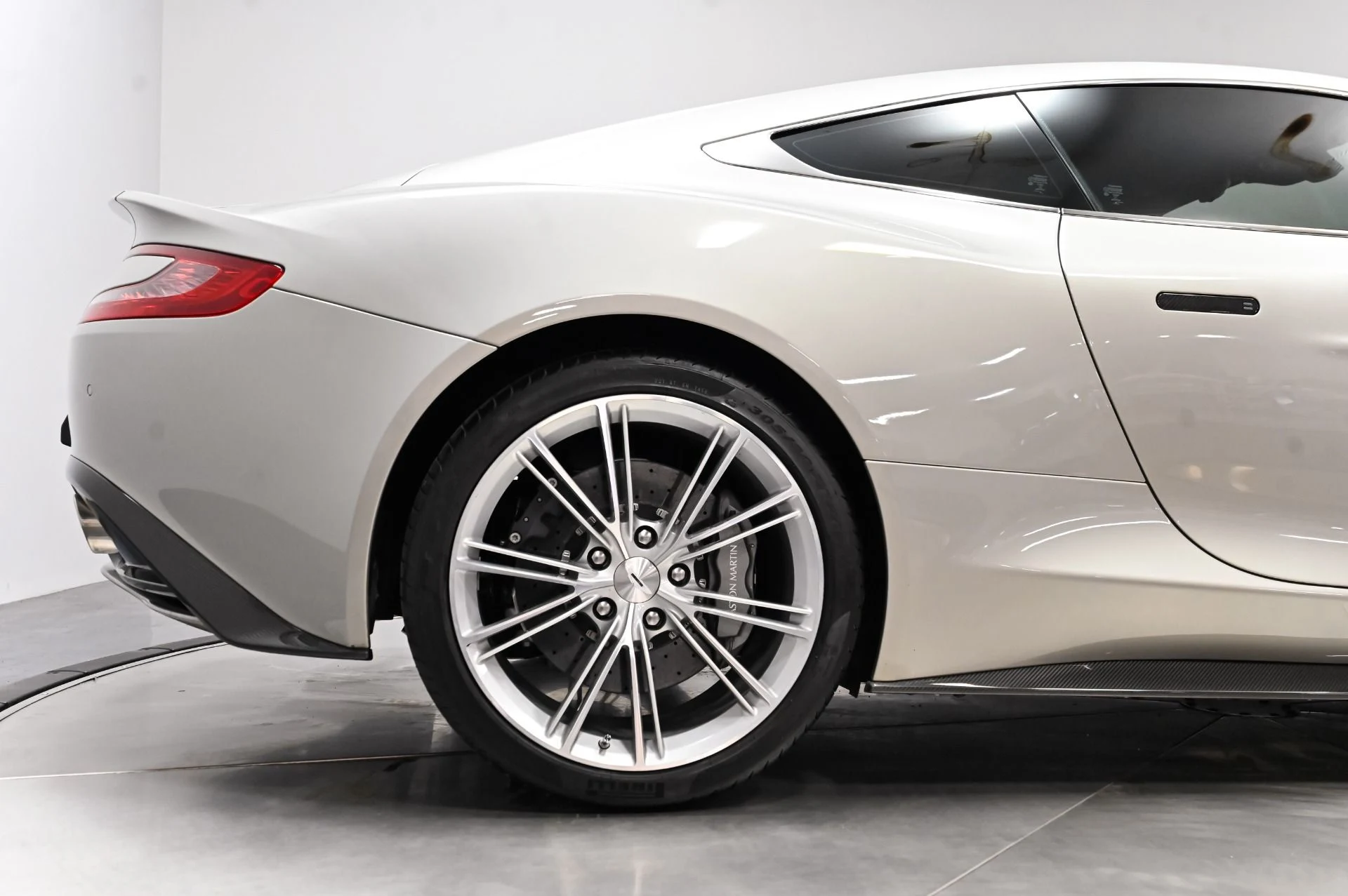 mph020_49204991_Used_2014_Aston_Martin_Vanquish_V12_1793299602_b3d318fe7e