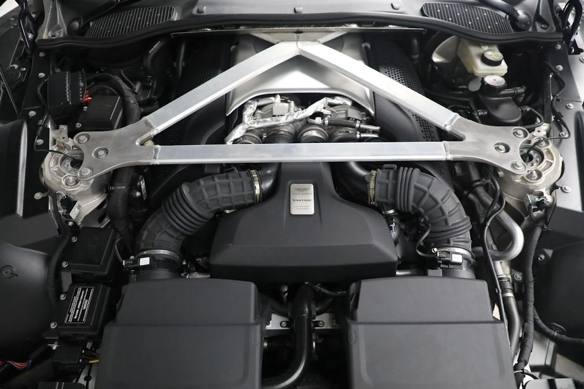 mph020_492924253_Used_2020_Aston_Martin_Vantage_1642280787_c01142536f