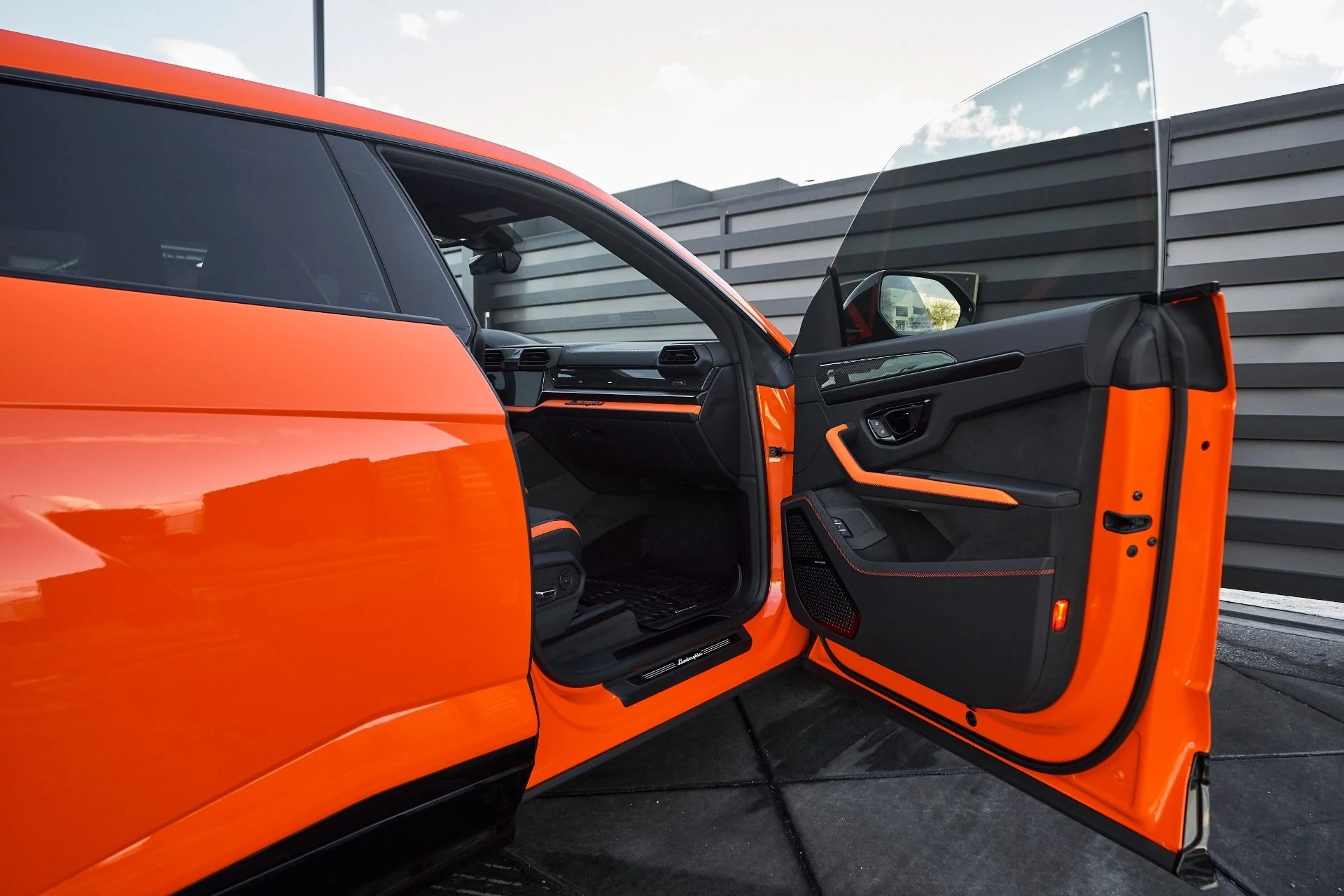 mph020_545600978_Used_2025_Lamborghini_Urus_SE_1763604977_ee3b7ed4bb