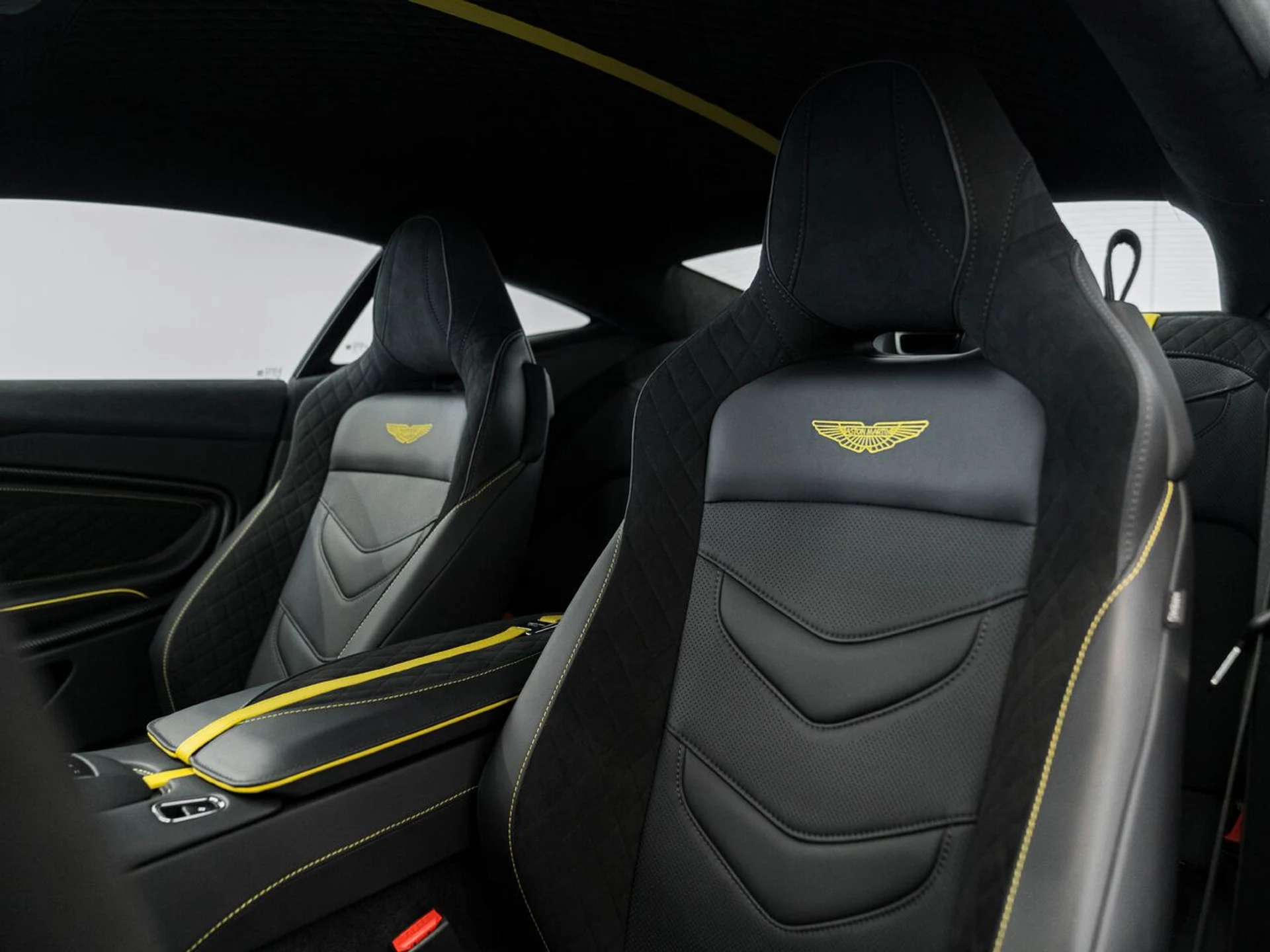 mph020_555257363_aston_martin_dbs_2023_jpg_v_1773863537_bcdaae9ac7