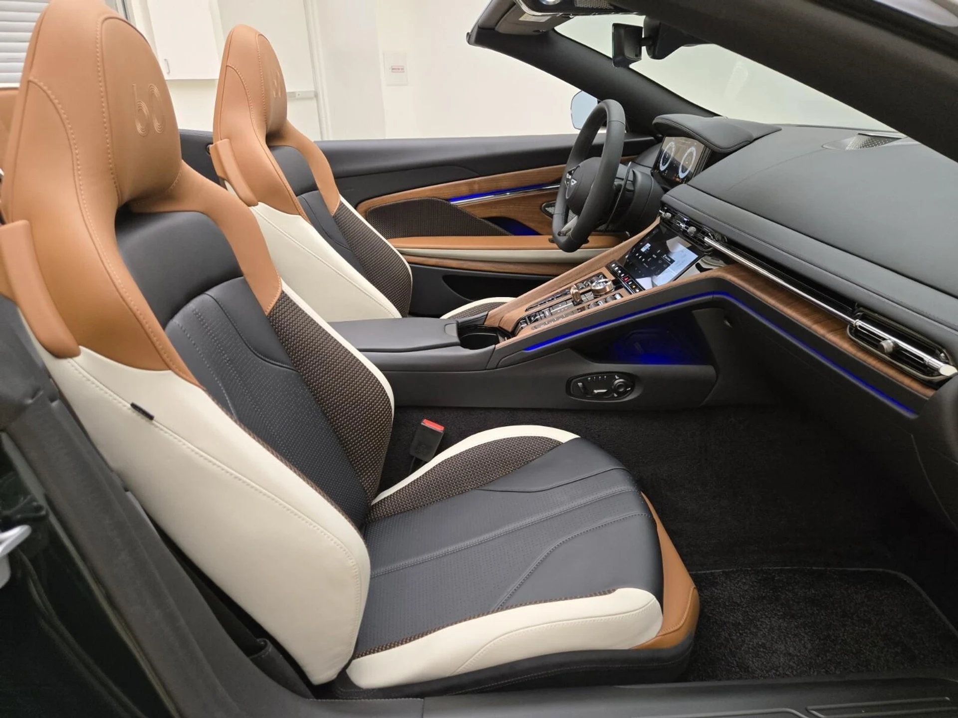 mph020_579219072_New_2026_Aston_Martin_DB_12_Volante_1777612889_06d95cc1fc