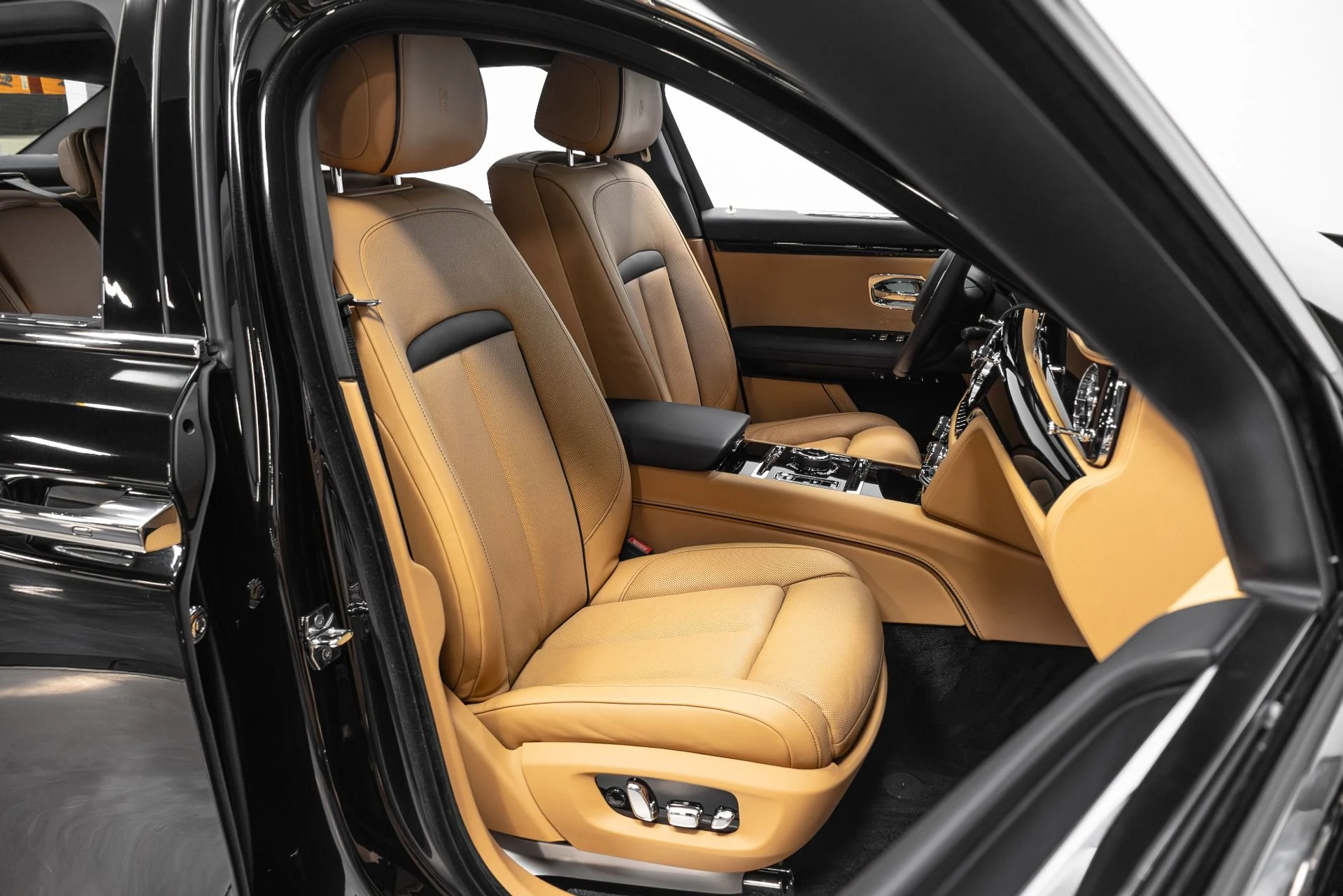 mph020_630499082_Used_2022_Rolls_Royce_Ghost_1767138760_6979e53195