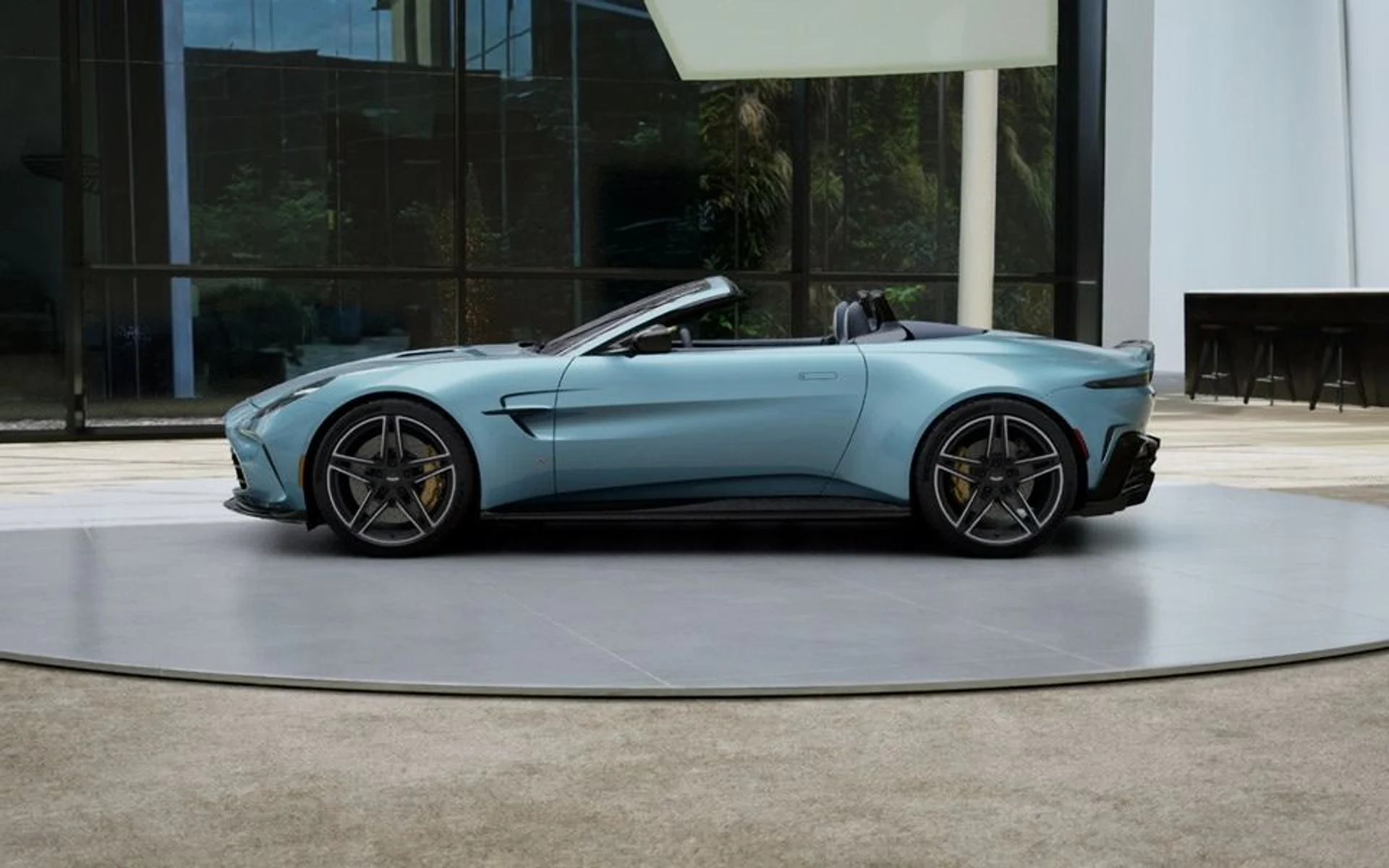 mph020_639921092_New_2027_Aston_Martin_Vantage_S_Roadster_In_Transit_762f6e0201