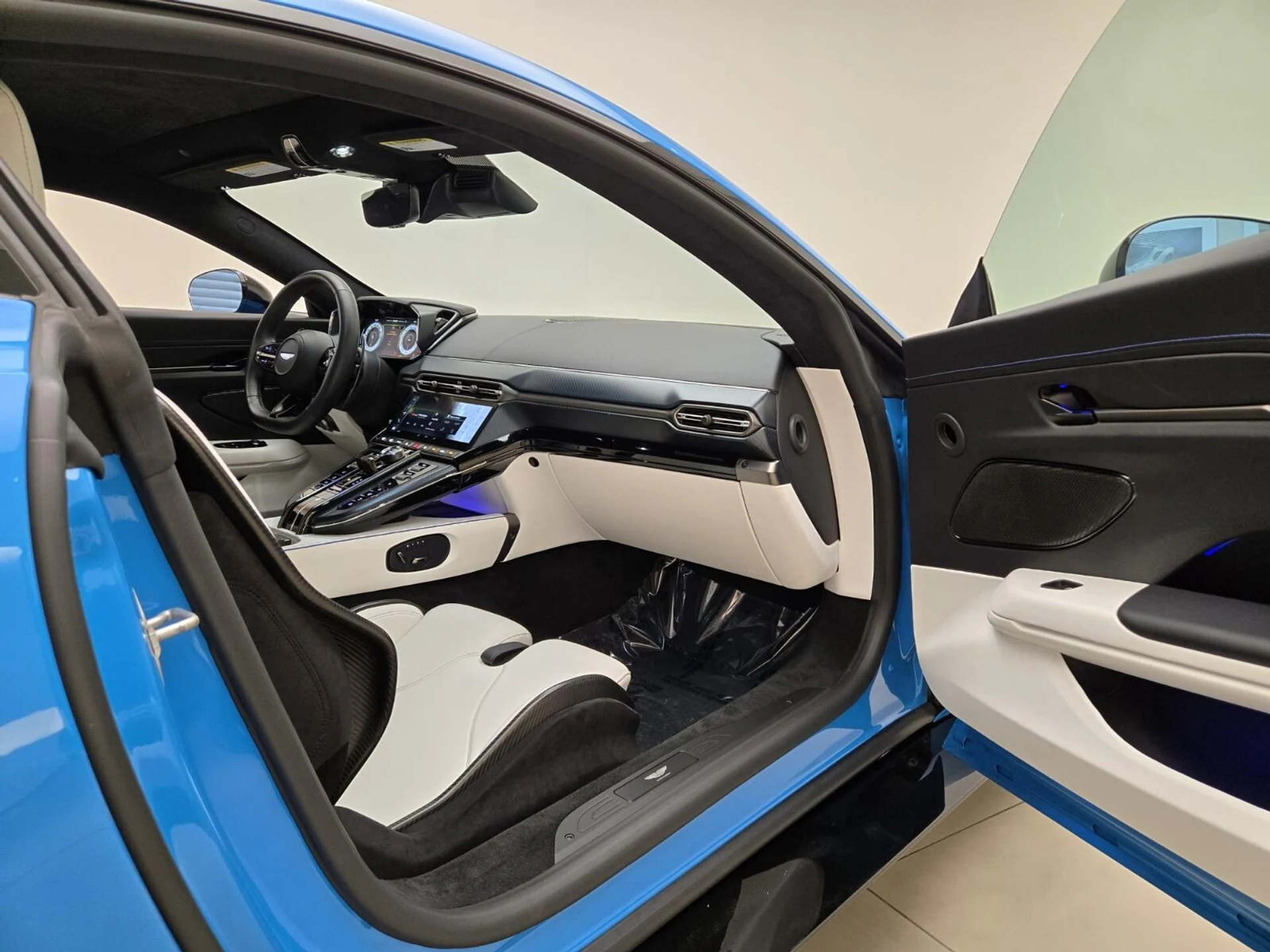 mph020_641647568_Used_2025_Aston_Martin_Vantage_1770792733_086469ea86