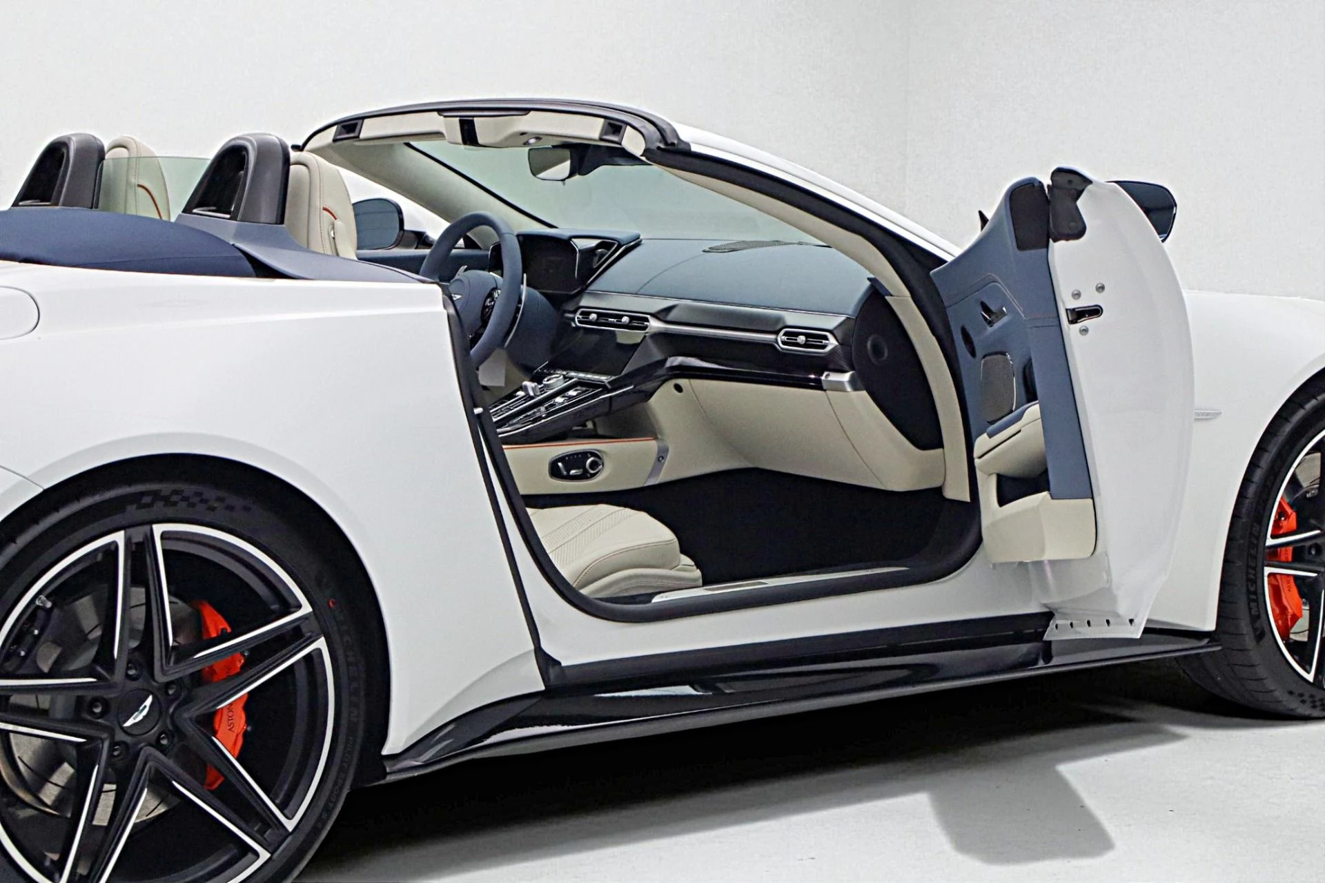 mph020_646096981_New_2026_Aston_Martin_Vantage_Roadster_78009ef354