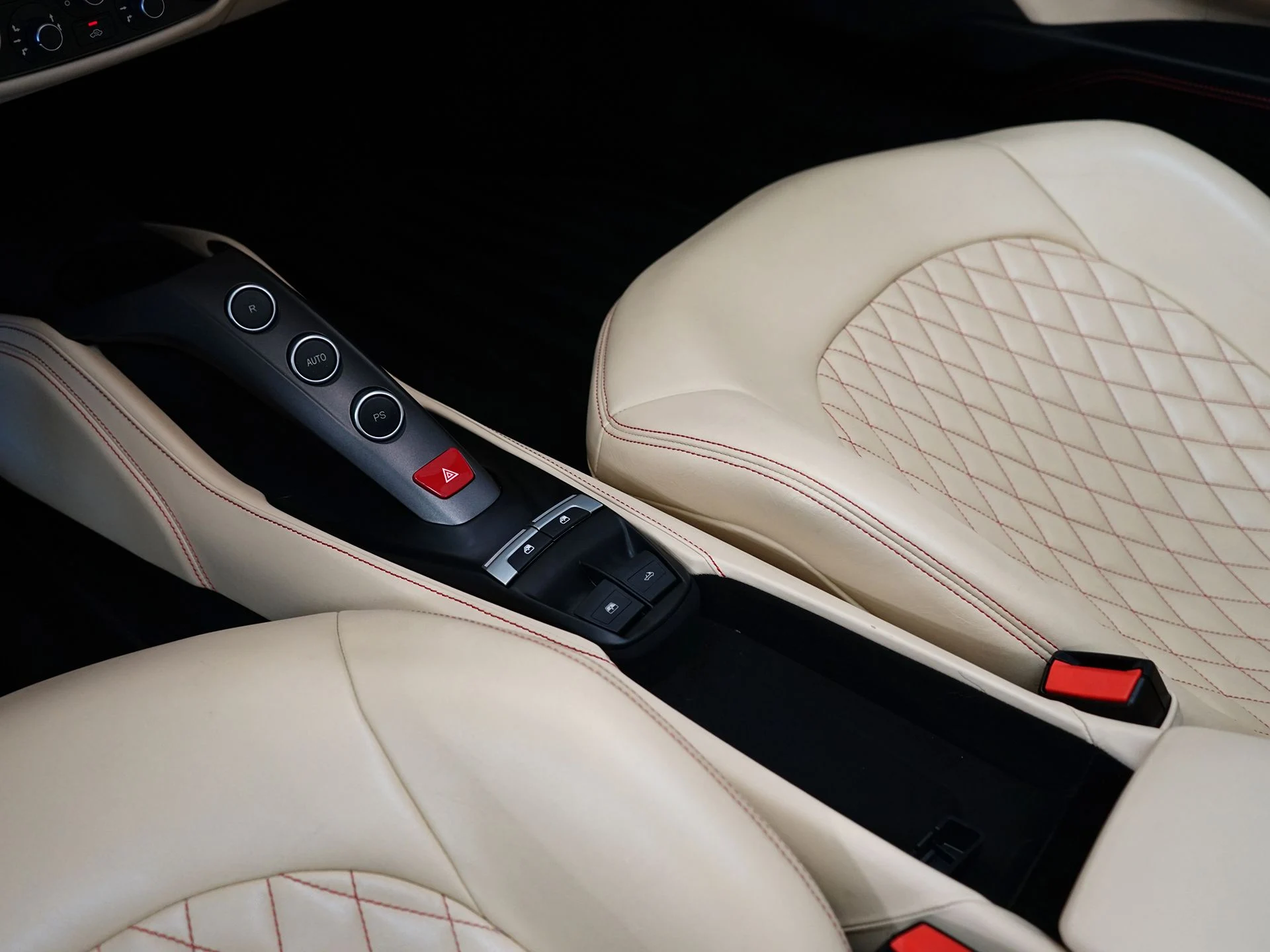 mph020_670070884_c6f6ccfd84dbecc5a01a7a3dde434a89x_5b8fe182b9