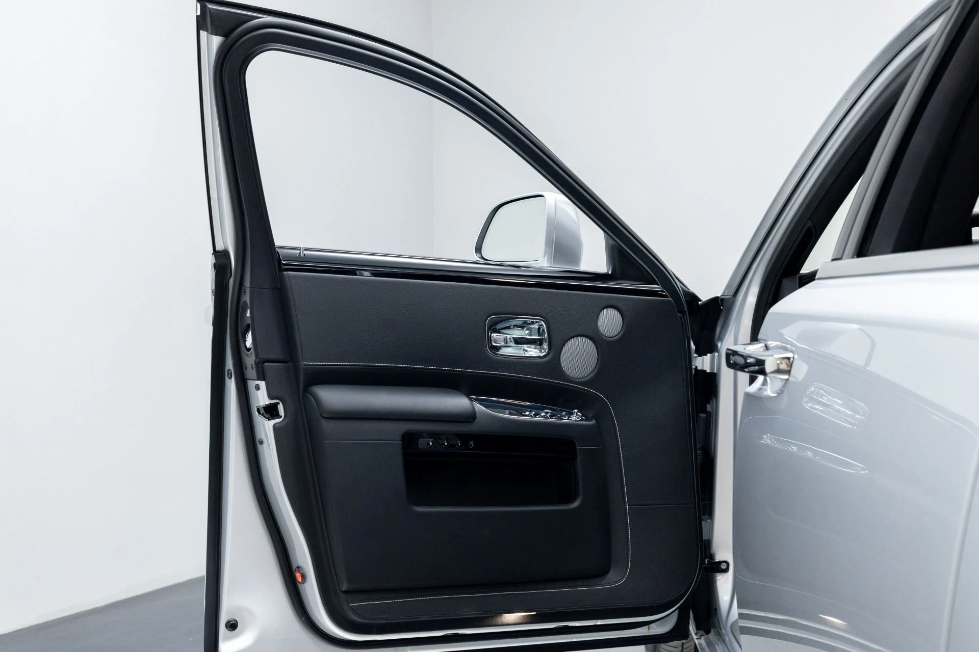 mph020_675462975_Used_2015_Rolls_Royce_Ghost_1760219601_dc395e545b