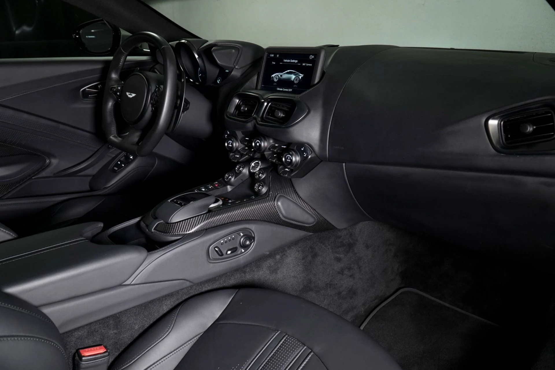 mph020_680302586_Used_2023_Aston_Martin_Vantage_1770366808_b4a8366353