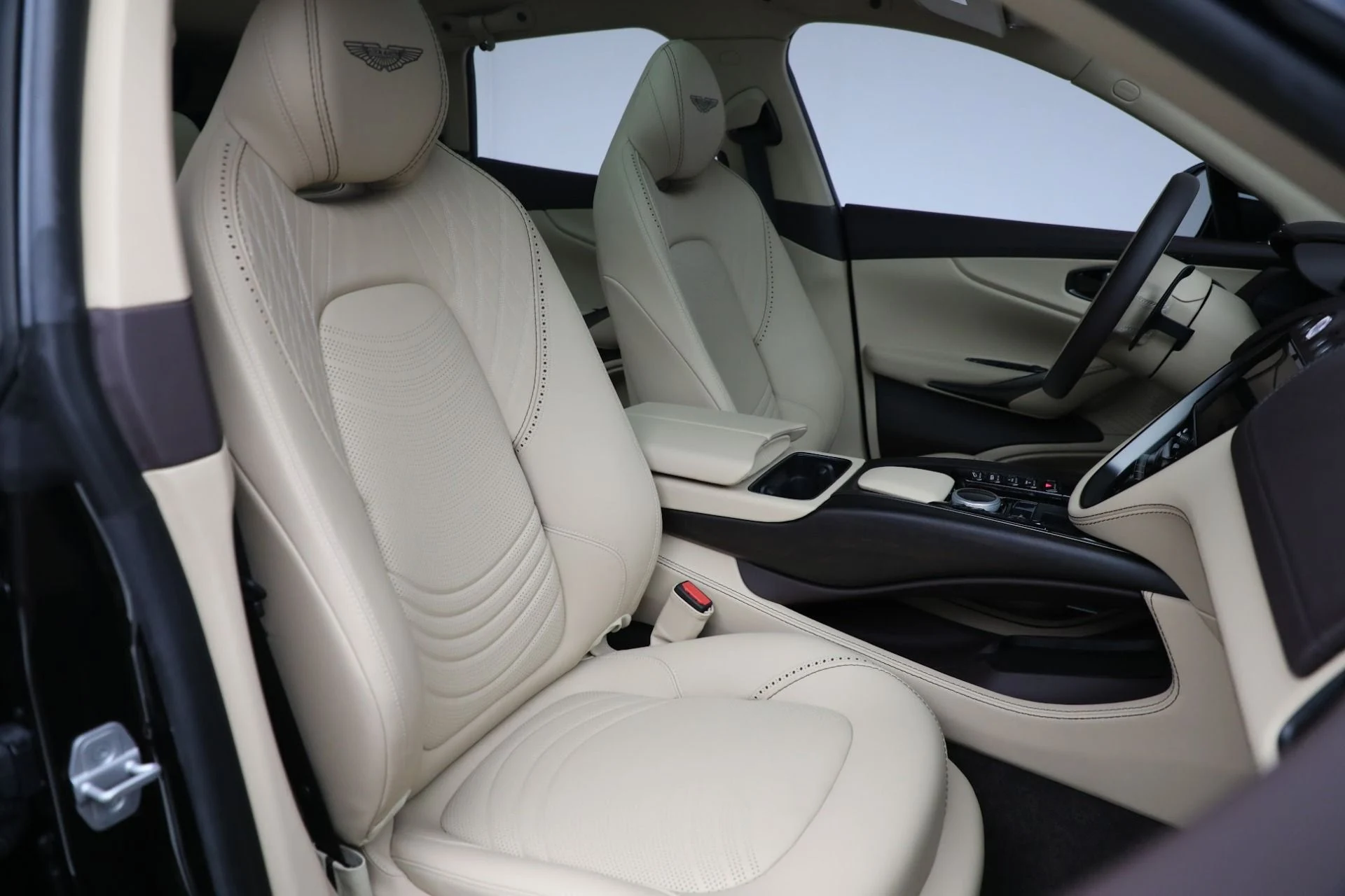 mph020_70599549_Used_2022_Aston_Martin_DBX_1667327146_33352f0f14