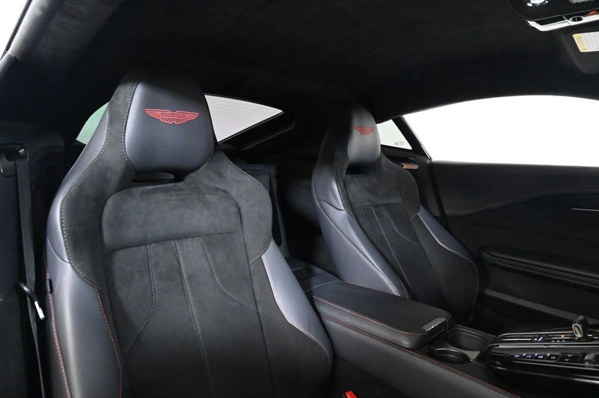 mph020_735453937_used_2025_aston_martin_vantage_base_11350_22975162_20_1024_99a715e260