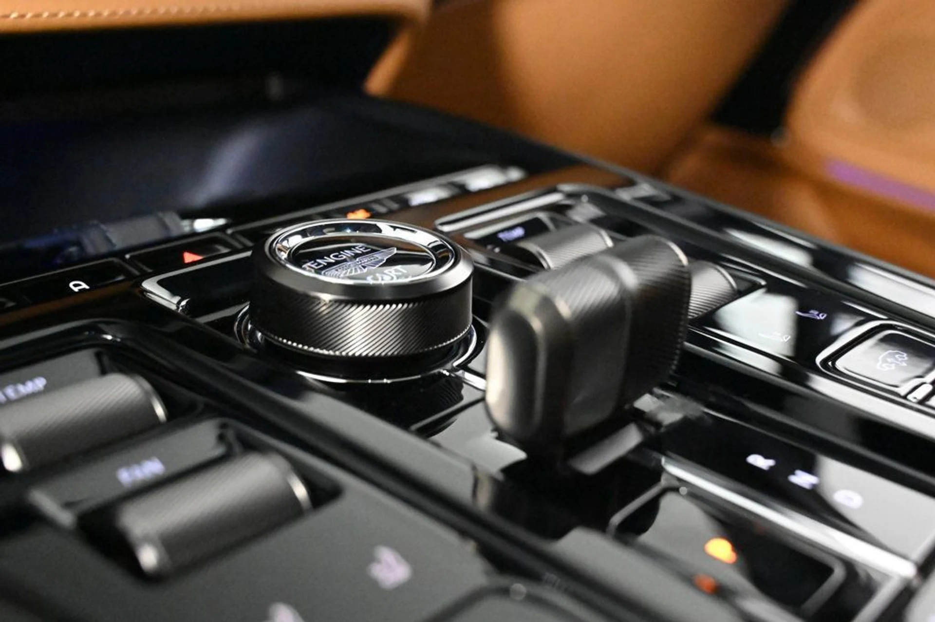mph020_773759600_new_2025_aston_martin_dbx_707awd_11350_22933644_20_1024_fd6a46dcd8