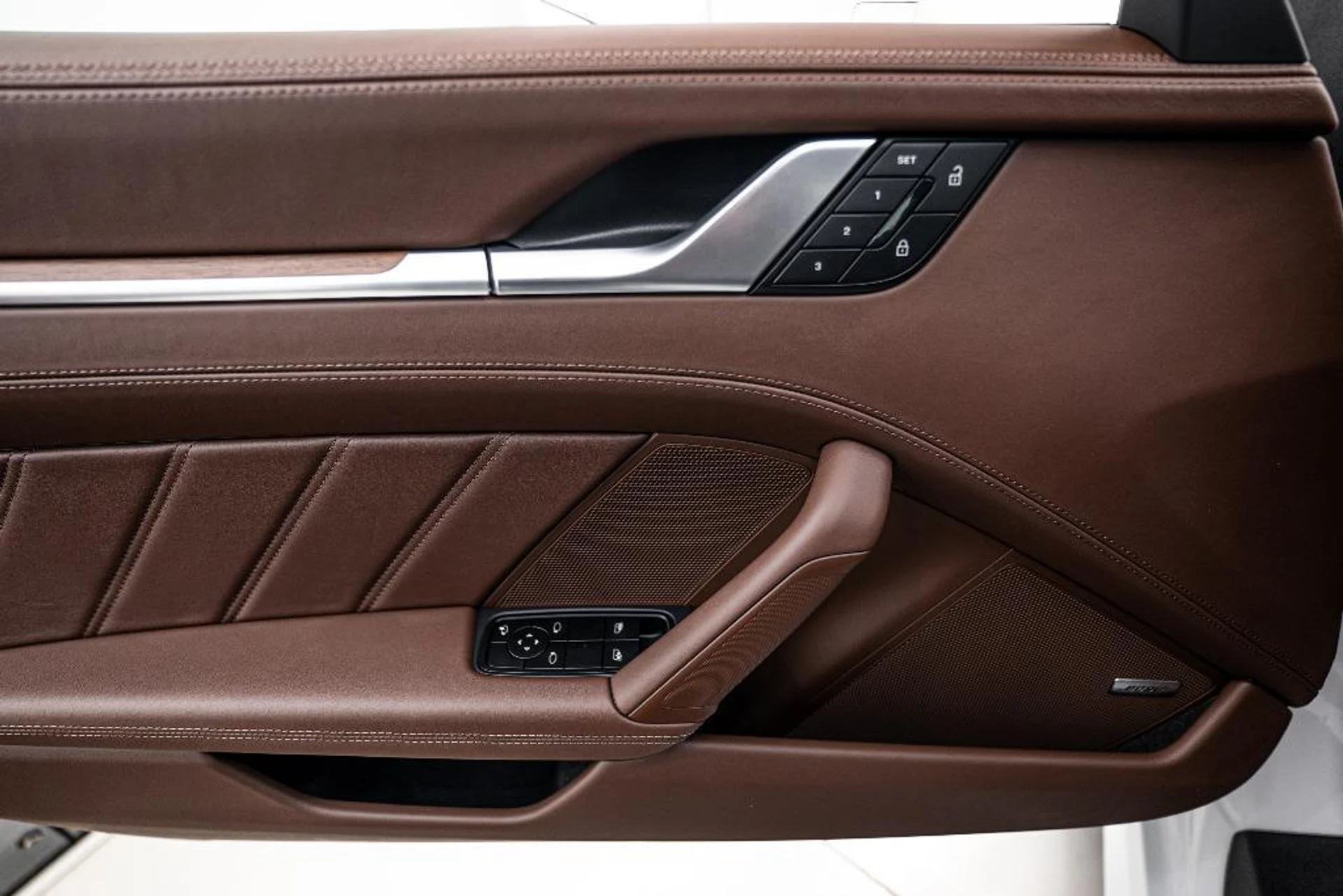 mph020_778180163_aiz8j86ug_T_J_3ftgg_Zad_Eo_N4_EQ_3439a8f35e