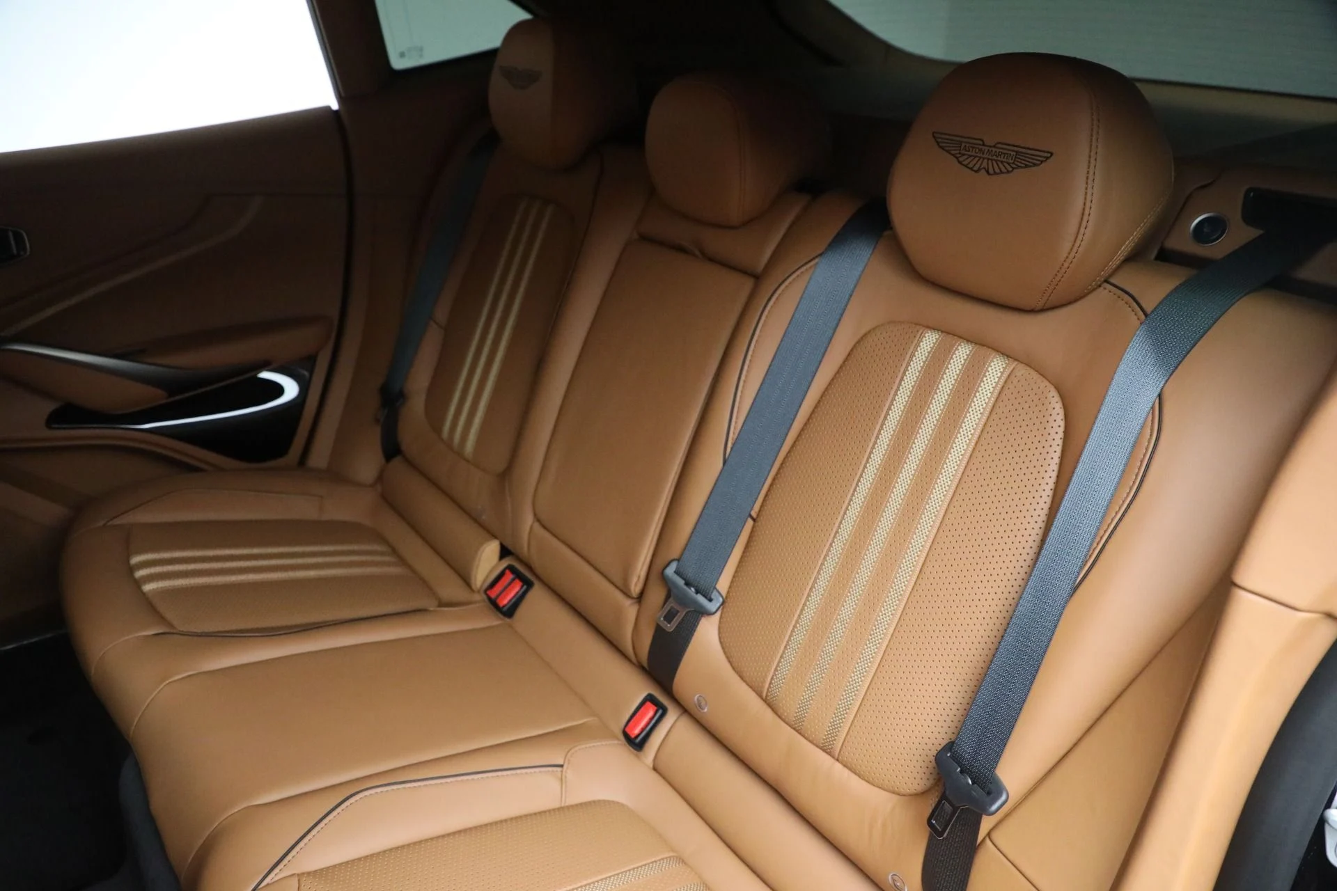mph020_78354759_New_2025_Aston_Martin_DBX_707_1db8352d33