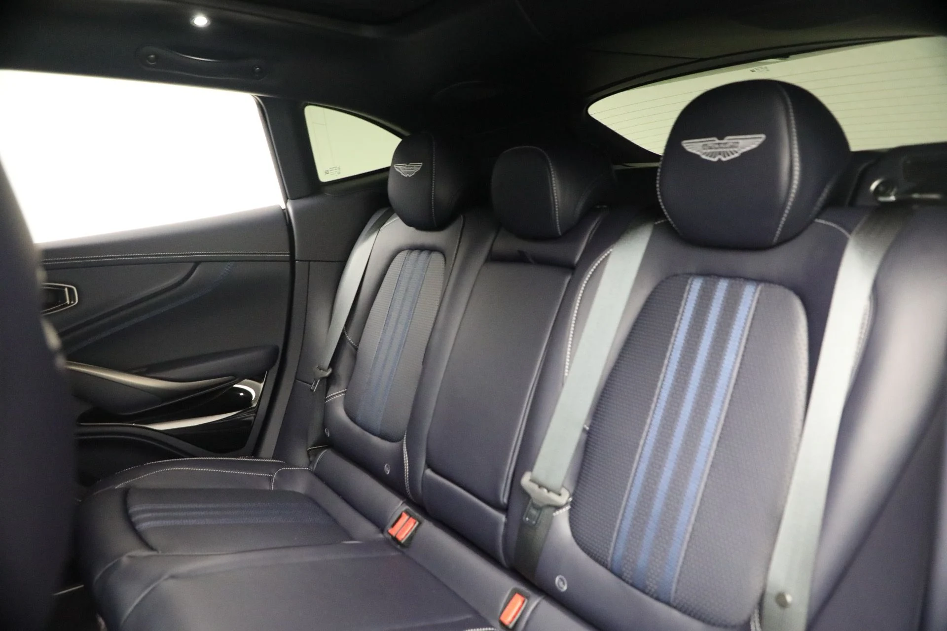 mph020_79512505_New_2026_Aston_Martin_DBX_707_1767992936_d943e0ac1a