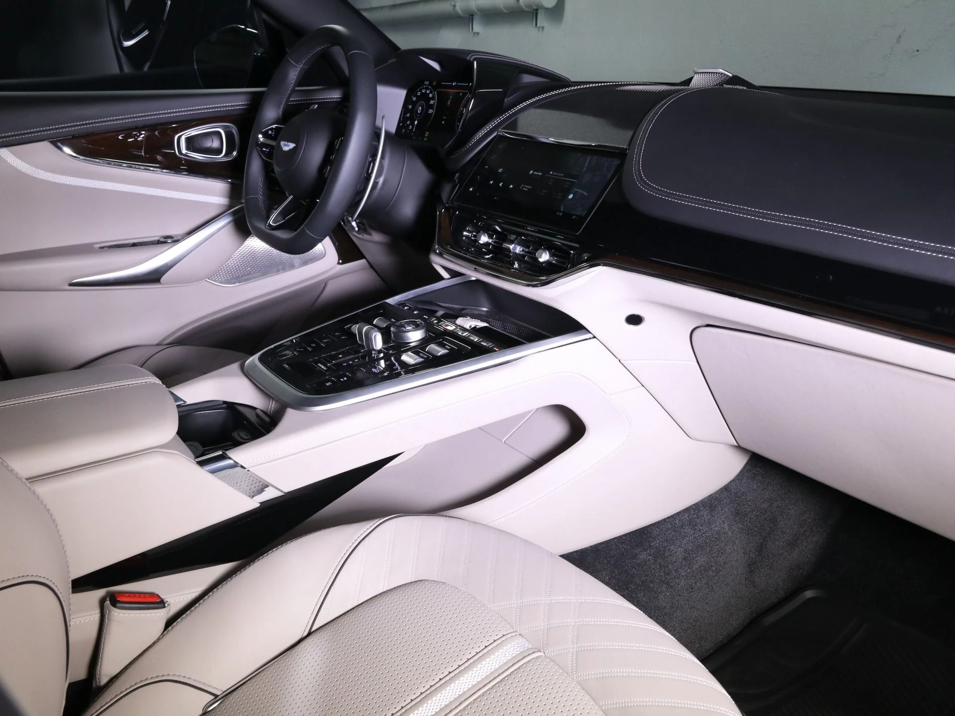 mph020_79889133_New_2025_Aston_Martin_DBX_707_1758482586_51731696ef