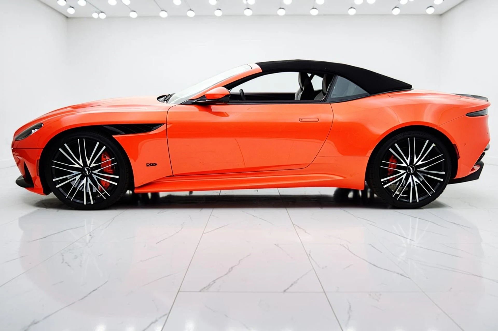 mph020_816548851_Used_2023_Aston_Martin_DBS_Volante_8e574e5649