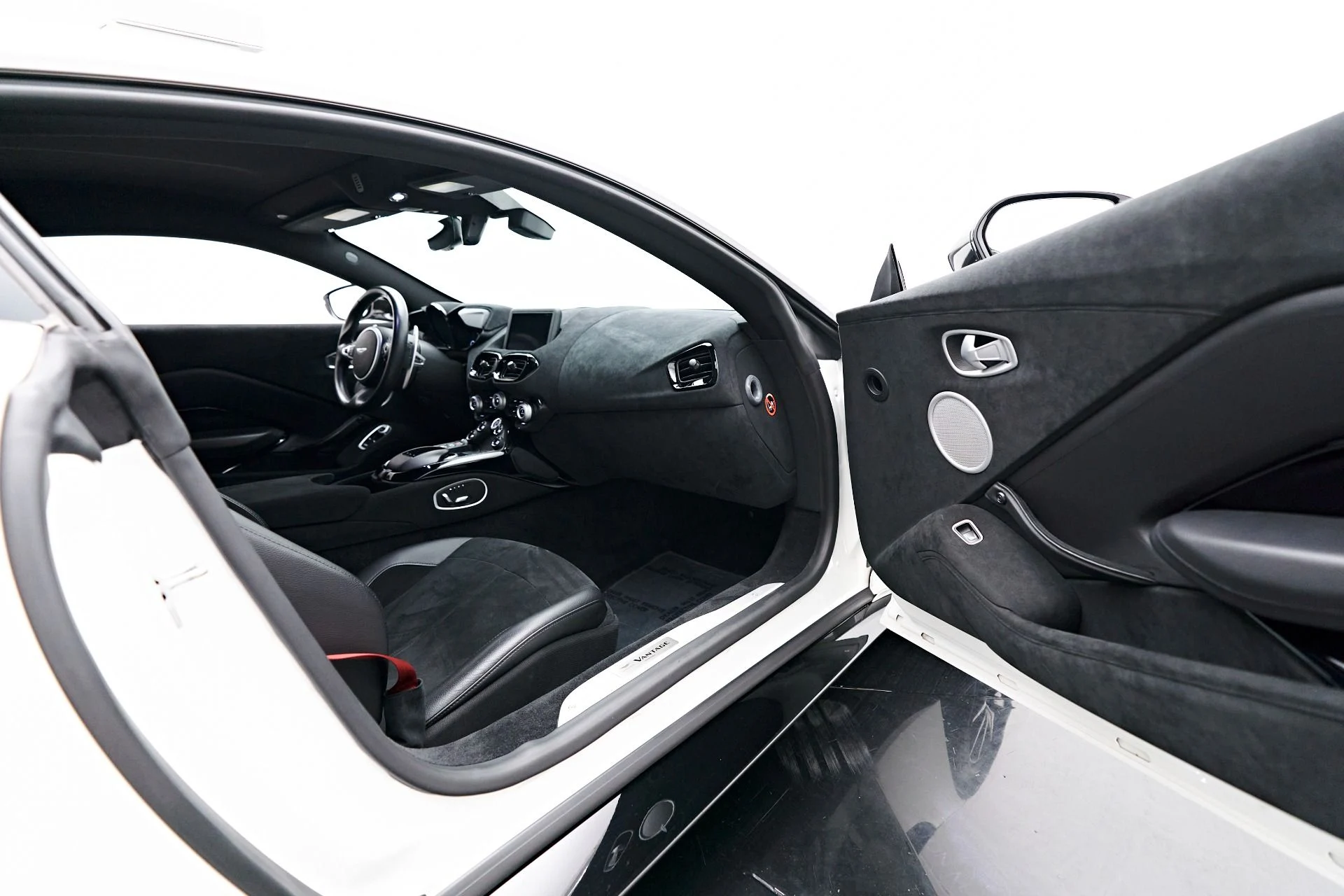 mph020_822446842_Used_2019_Aston_Martin_Vantage_Base_1705628627_dbccbac812