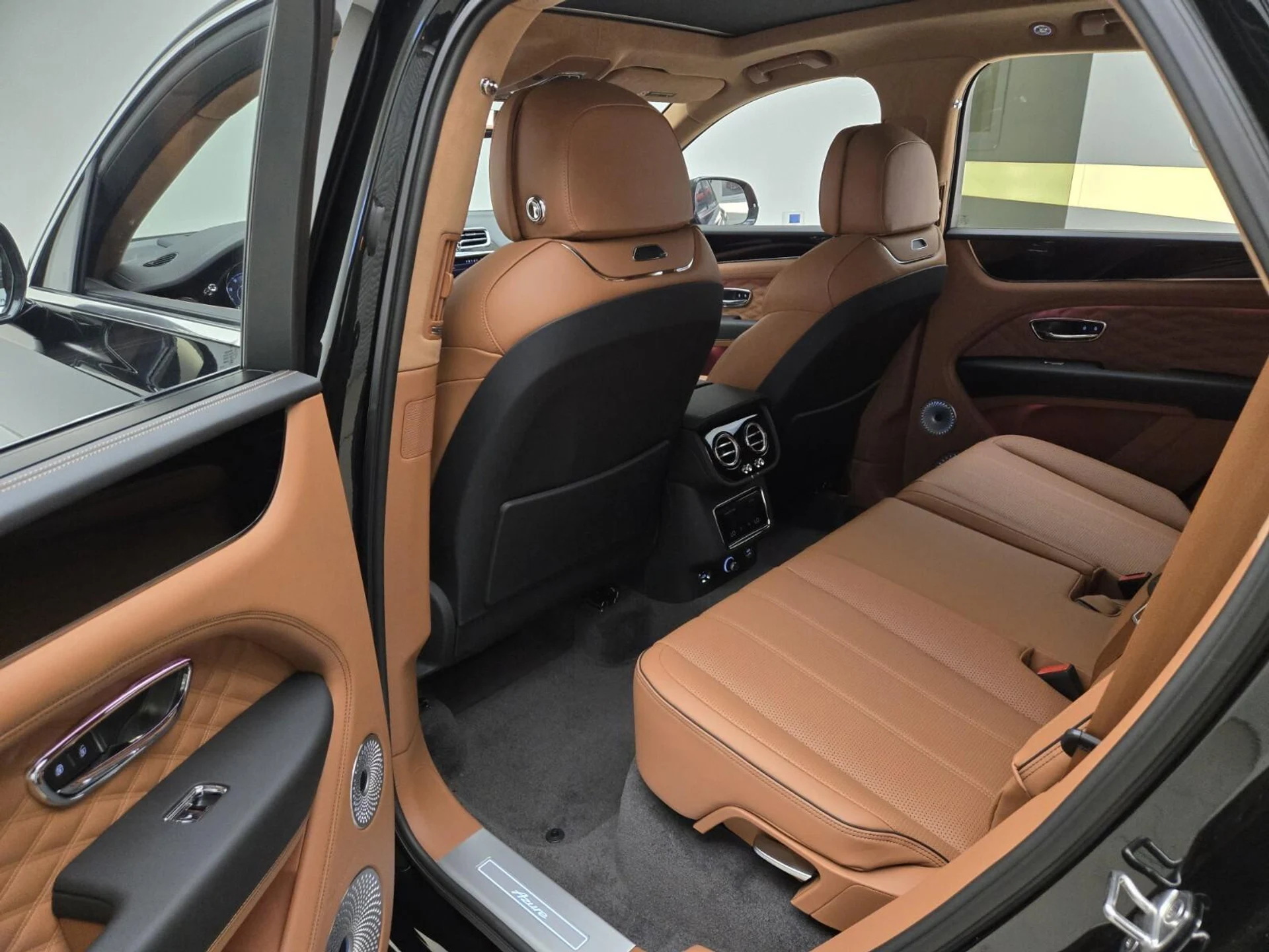 mph020_873789602_Used_2024_Bentley_Bentayga_V8_1743763206_74898731e9