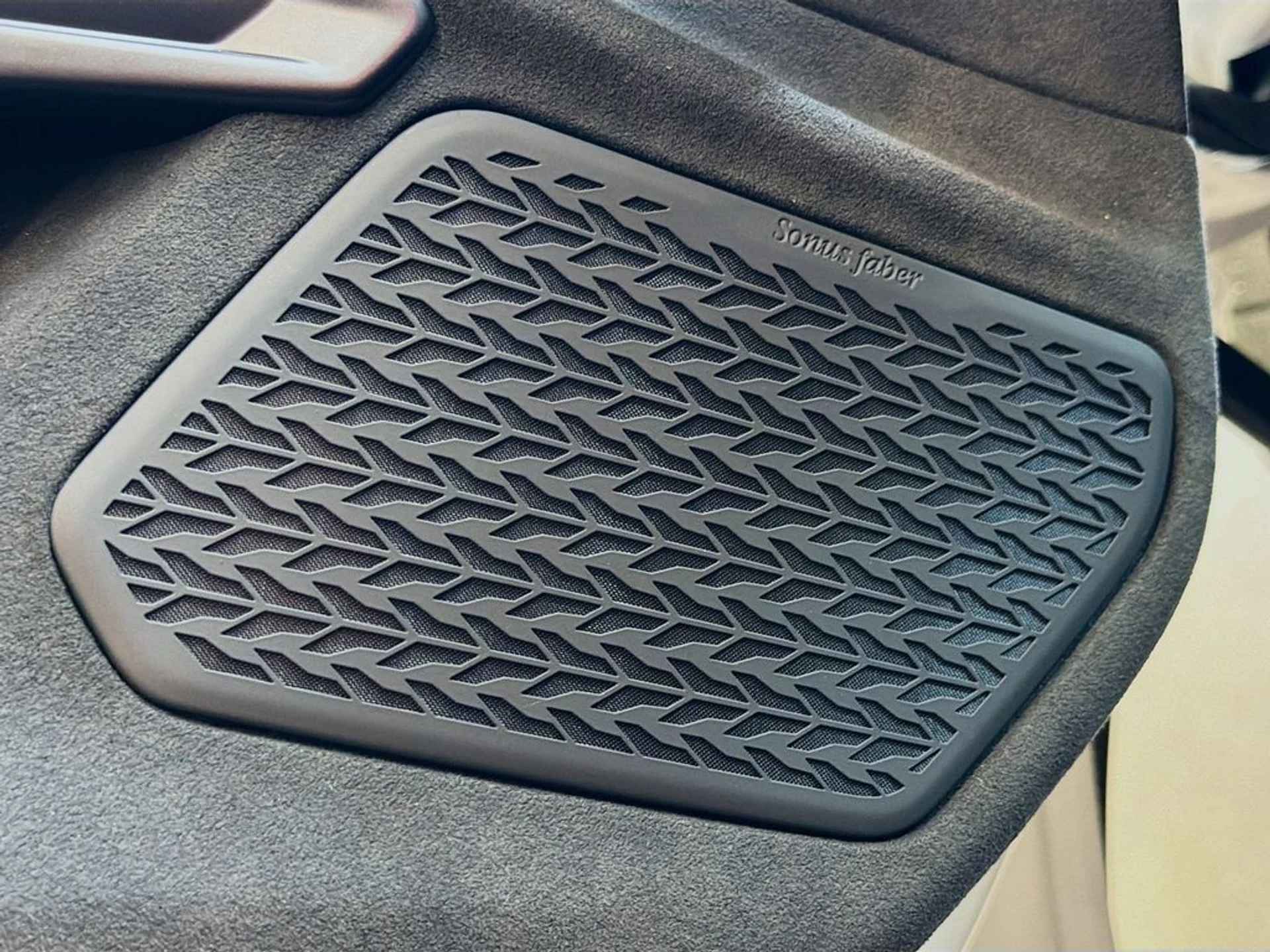 mph020_882296623_eefa798fc4a865ffac5c1c3761f17709x_253e36204c