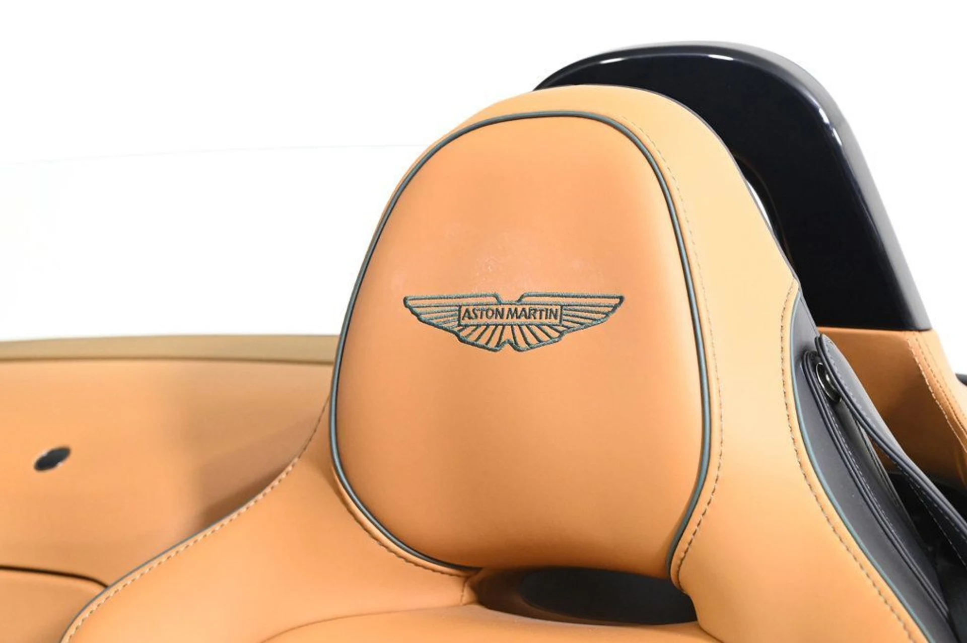 mph020_89731508_used_2026_aston_martin_vantage_base_11350_22991010_20_1024_7621032d6c