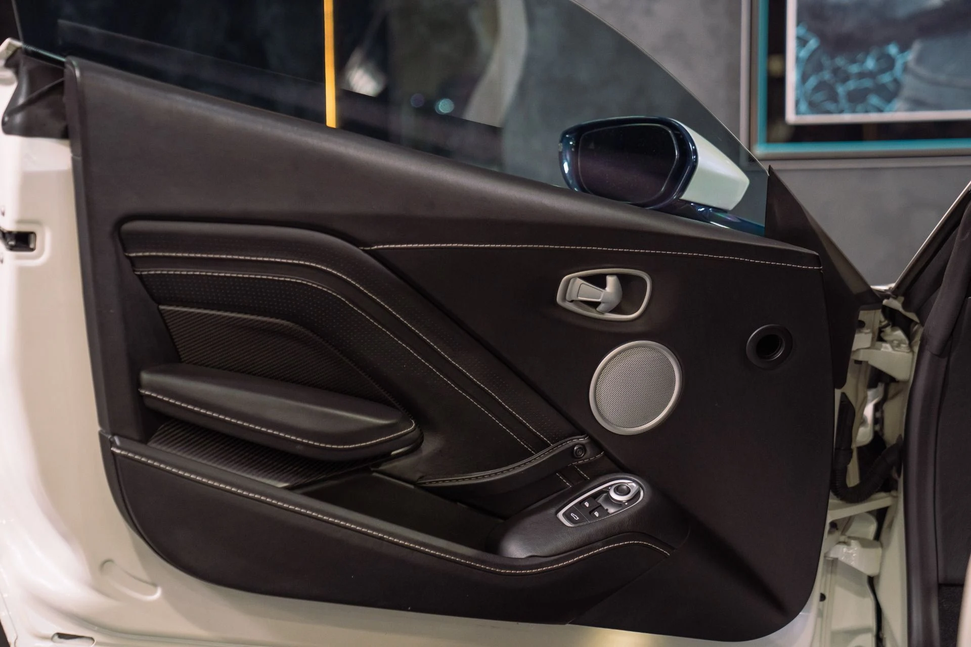mph020_916551273_Used_2019_Aston_Martin_Vantage_1792797785_19049ba440